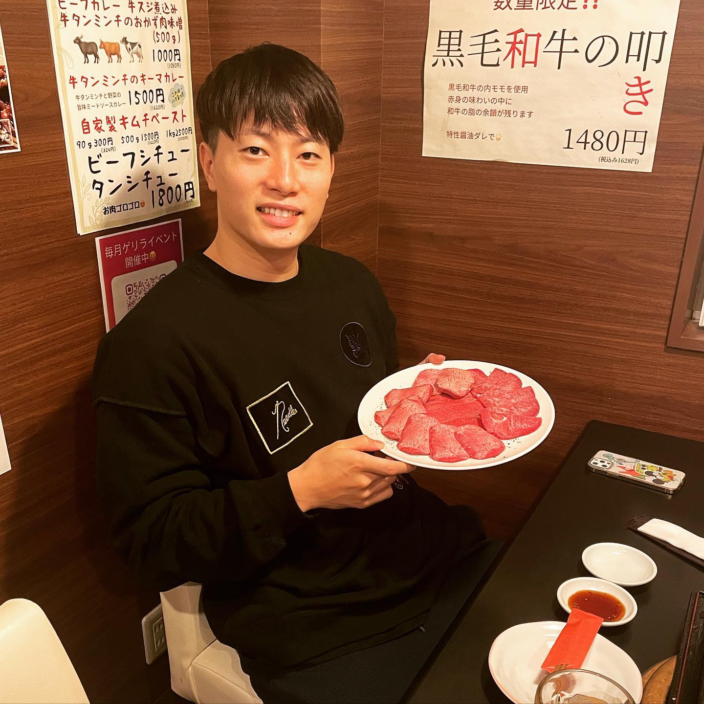 昨日 の
が御来店
ファンの方が、テルくん好きなメニュー頼みますよ
とか話してたら
今日は、お客さんでサンダーズのブースターさん来ますか?と
テイクアウトで菅原選手のファン来ますねー
お客様には、今日ならいいことあるかも️とだけ伝えました
親子で菅原選手推しだったので、喜んで帰られました
ファンへの気遣いも優しいなぁと感じました