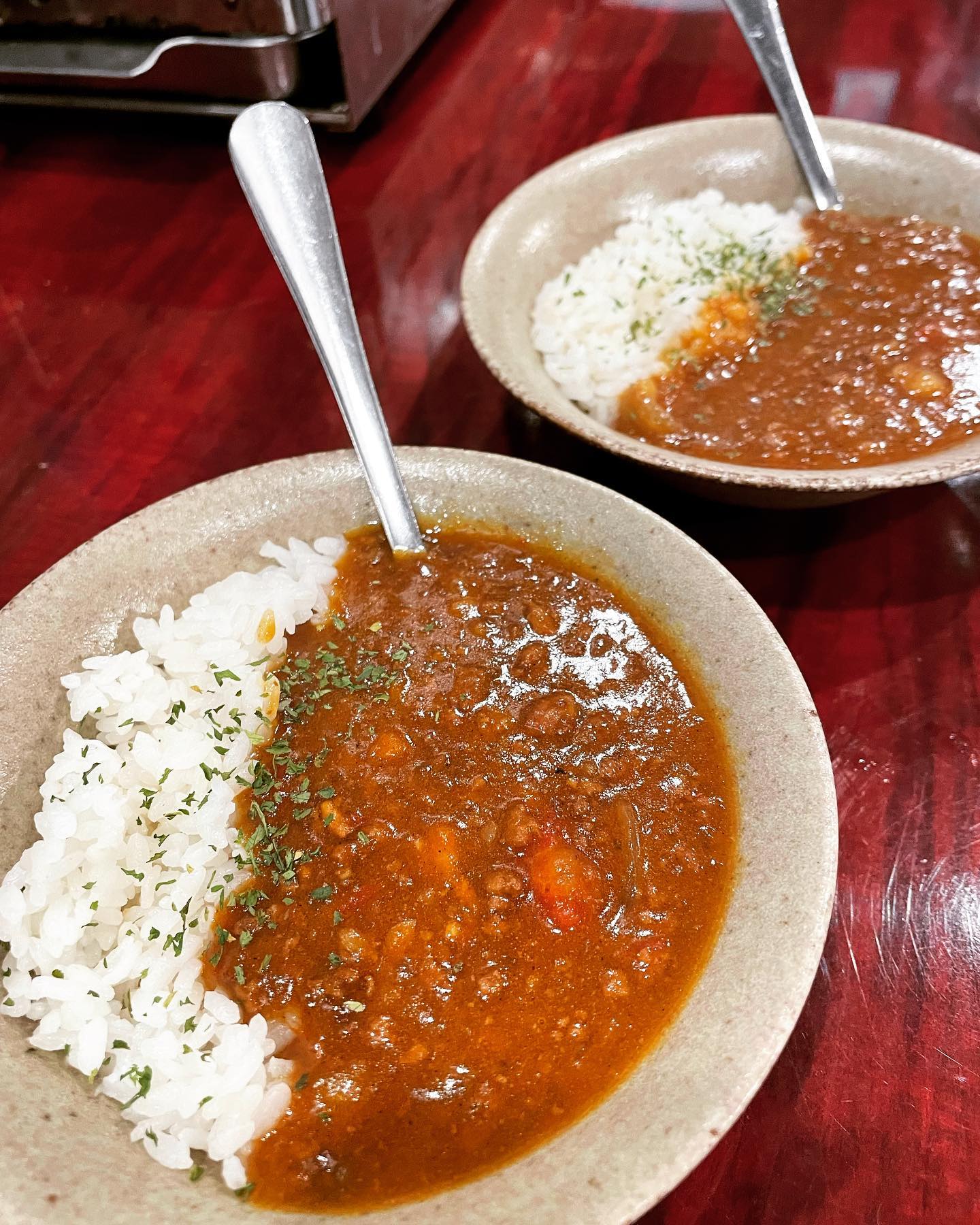 牛タンミンチのキーマカレー
こんにちは️
椿苑のまるさんです
椿苑では、芯タンが沢山出るため削った周りの肉で牛タンミンチ作ります
一緒に
黒毛和牛内ももの端材
黒毛和牛カルビの脂と赤身
豚トロ
などを自家製ミンチにして
肉15キロ
玉ねぎ 人参 にんにく 生姜の野菜で10キロ
カットトマト缶3キロ
を合わせて煮込みます
肉と野菜の旨味が詰まった🥰
旨味ミートソースカレー
リピーターさん沢山のおかずです
是非お試しください
昨日は試食で常連様に食べて頂きました