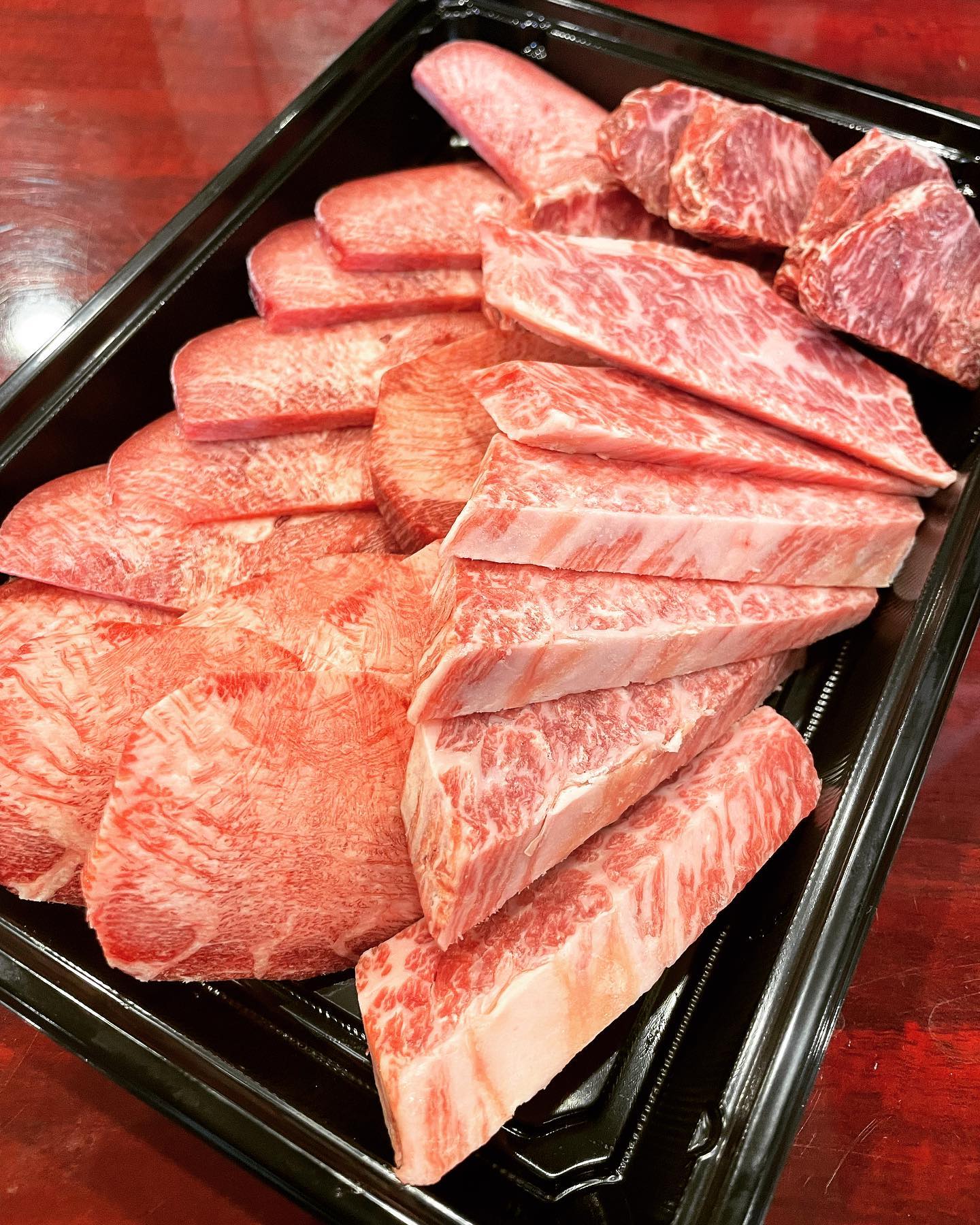 お友達へのプレゼント焼肉セット
こんにちは️
椿苑のまるさんです
先日 富山の友人にお肉送りたいと常連様からお願いされたので
タン食べ比べとカルビ ハラミを盛り合わせて配送致しました
プレゼント用によく頼まれるのが、タン食べ比べとタンシチューのセットも人気です
プレゼントで配送もやっていますので、ご希望の方はお気軽にお問い合わせ下さい
