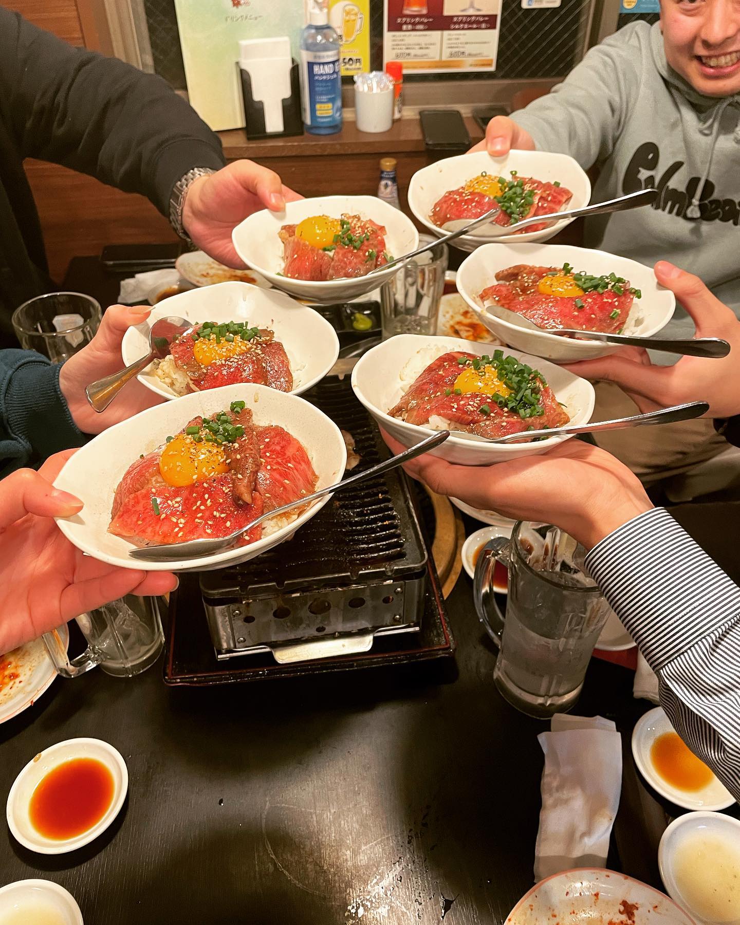 本日お休みです
こんにちは️
椿苑のまるさんです
昨日は、 のスタッフの方々が御来店してくださいました
横田さんだけ顔出しです笑
色んな仕事の話や、懐かし話して濃い時間を過ごされてました
ザブトンTKGでカンパーイ
サンダーズ今後の活躍応援しています️