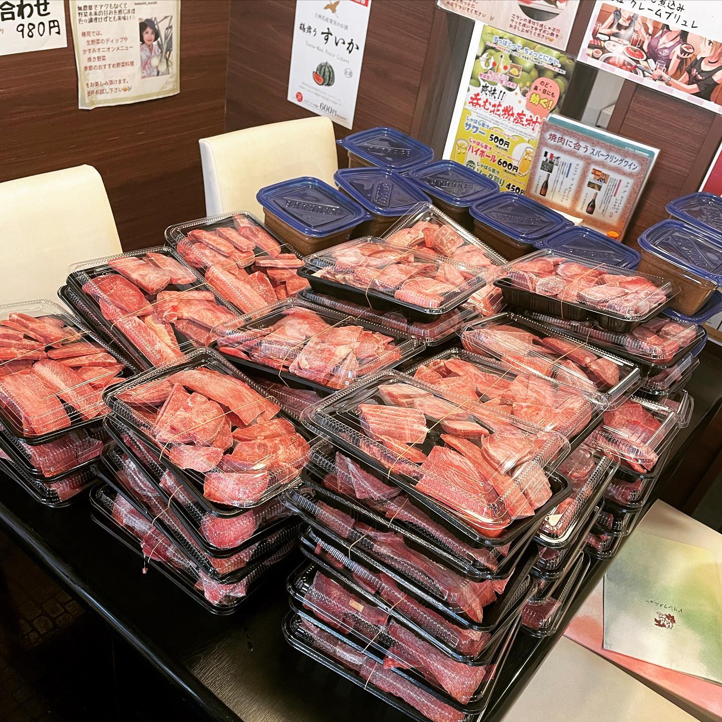 毎月恒例のタン祭り

明日 1/24火曜日
14時よりお渡し開始です

こんばんは
椿苑のまるさんです

牛タン(3人前300ｇ以上) 限定50パック
税込1000円
通常価格の約1/3です
赤身のタン先も入ってます。

タンシチュー1キロ
限定50パック
今回は冷凍になります
(通常1944円)

限定タンカレー️
月一しか作ってません

旨味たっぷりのカレーソース
にゴロゴロ柔らかな牛タンが入っています

今回は、野菜 フルーツたっぷり️スパイスも効いたカレーソースです
30パック

を各税込1000円で販売致します。

無くなり次第終了となりますので、よろしくお願いします。

お会計は現金のみ️

今回は
牛タン
タンシチュー
タンカレー 
各2パックずつまで大丈夫です

ストーリーにて、残り状況などお知らせ致します。

牛タン価格高騰中ですが、月一のお楽しみ

常連様の為に、価格も変わらず続行致します️

※ 早い者勝ちになりますので、何回もメッセージ送られますと、履歴が後ろまで飛ばされてGET出来ない場合がありますので、

注文商品 わかるように1回でメッセージお願いします。

必ずDMにて注文よろしくお願いします
投稿には書き込みなしでお願します。

次回は2月末予定となります。


#牛タン1/3価格
#タンシチュー1/2価格