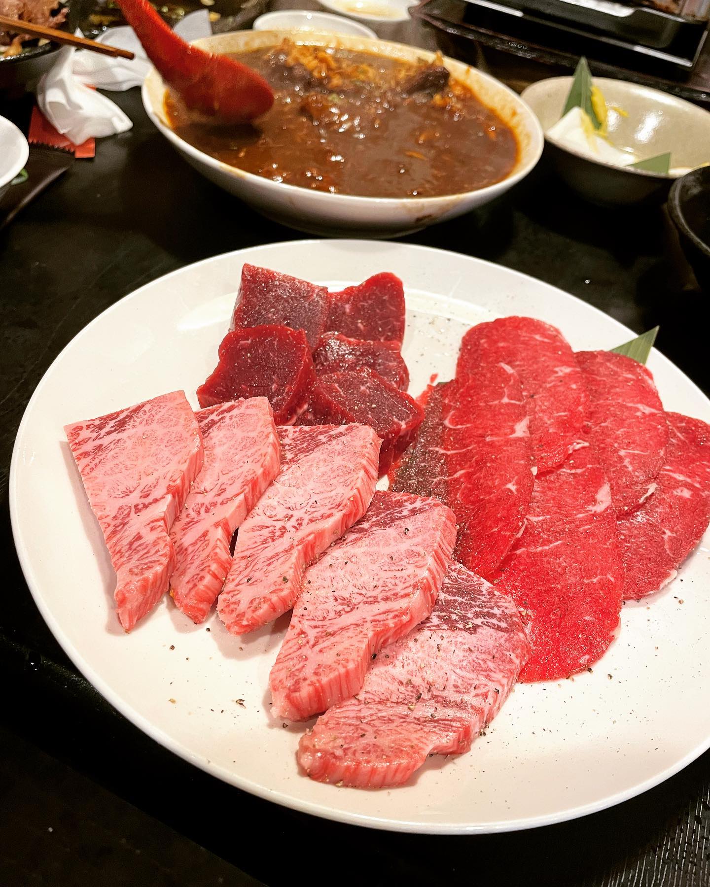 赤身食べ比べ改️
昨日は、肉好き男子5人衆
御来店
いつも沢山食べて飲んでってくださいます
福島からも2人来てくれて、お土産もありがとうございます
ザブトンの繊維入り組んだ箇所をカットステーキみたいに厚切りで楽しんで頂きました
今年も沢山肉食べてください