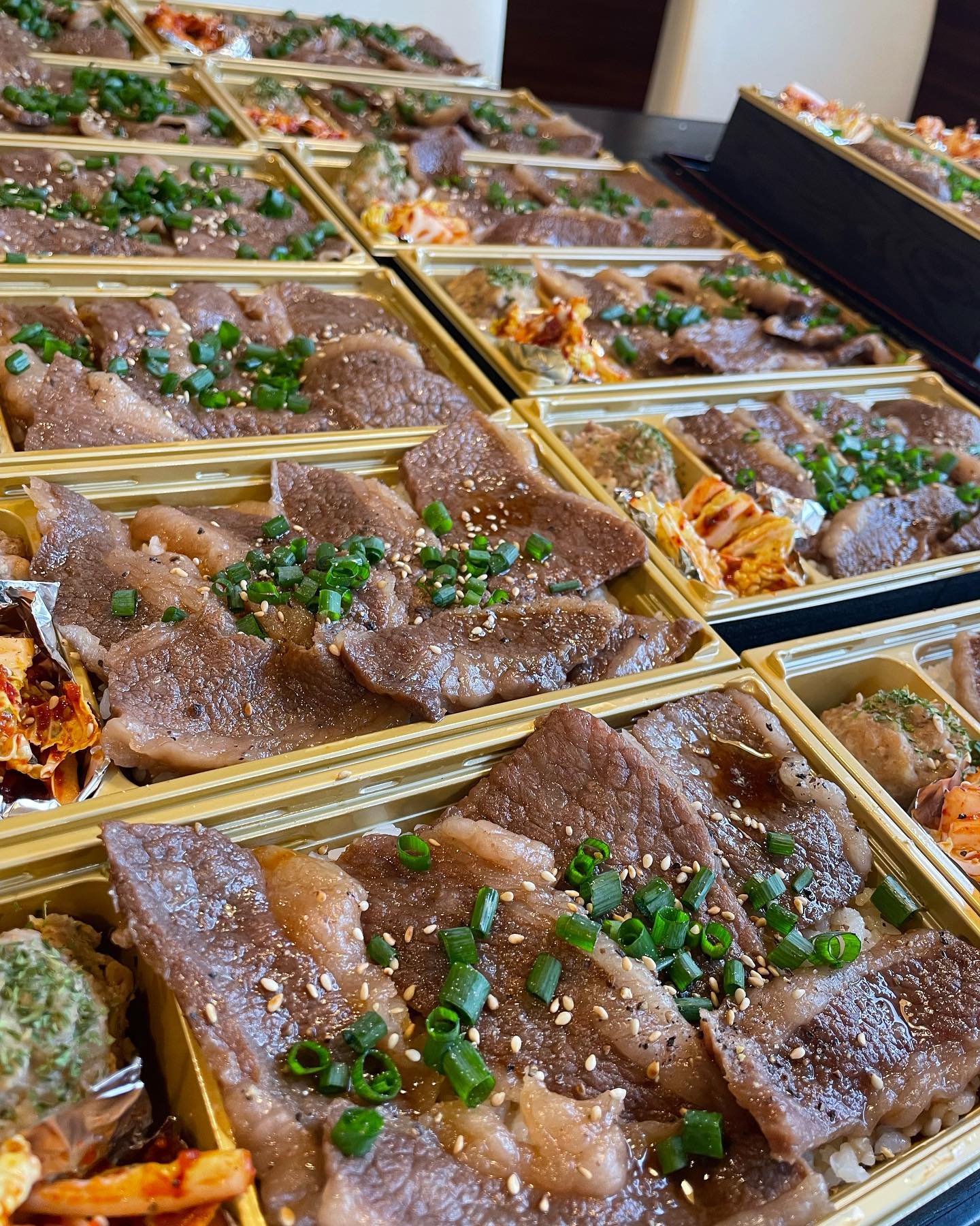 黒毛和牛弁当 丼が出る週️
こんにちは️
椿苑のまるさんです
今週は弁当の注文が増えてます
今日も注文ありました
製薬会社様 会議利用など
ご注文ありがとうございます。
お弁当は、前日までの事前注文頂けると助かります
本日木曜日ですが、営業しています。
御来店もお待ちしております