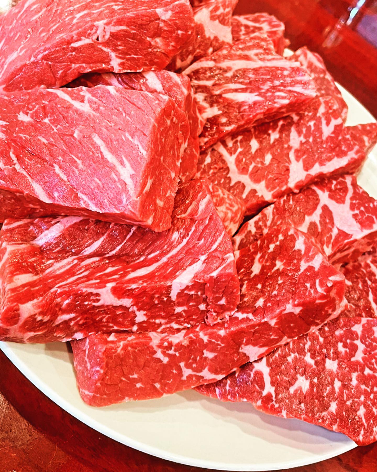 叩き用の内もも解体しました
おはようございます️
椿苑のまるさんです
良きサシの内もも🥰
叩きがおすすめです
サッと焼きの叩かないも
今日はタン祭り
思えば、2年前の 2/22に蔓延防止明けで、店内222円で牛タン売ったのがきっかけで
翌月から、タン祭りが始まりました
今月は2周年特別
牛タン沢山用意しました
事前予約してくれたお客様
ありがとうございます
お気をつけていらして下さい
タンカレー
タンシチュー
予備増やしましたので、ご希望の方はご連絡ください