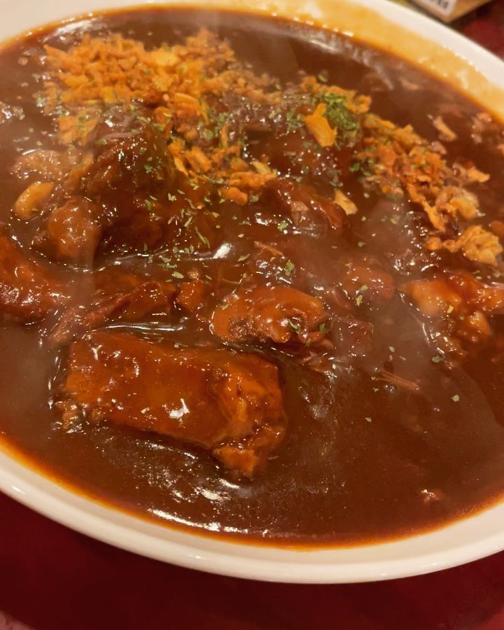 ビーフシチュー🥰
塊肉増えました
こんにちは️
椿苑のまるさんです
スプーンでほぐれる塊肉️
まるさん子供の頃
デカい肉かぶりつきたかった
からあえてデカい肉のシチューにしています
夕飯のおかずに是非