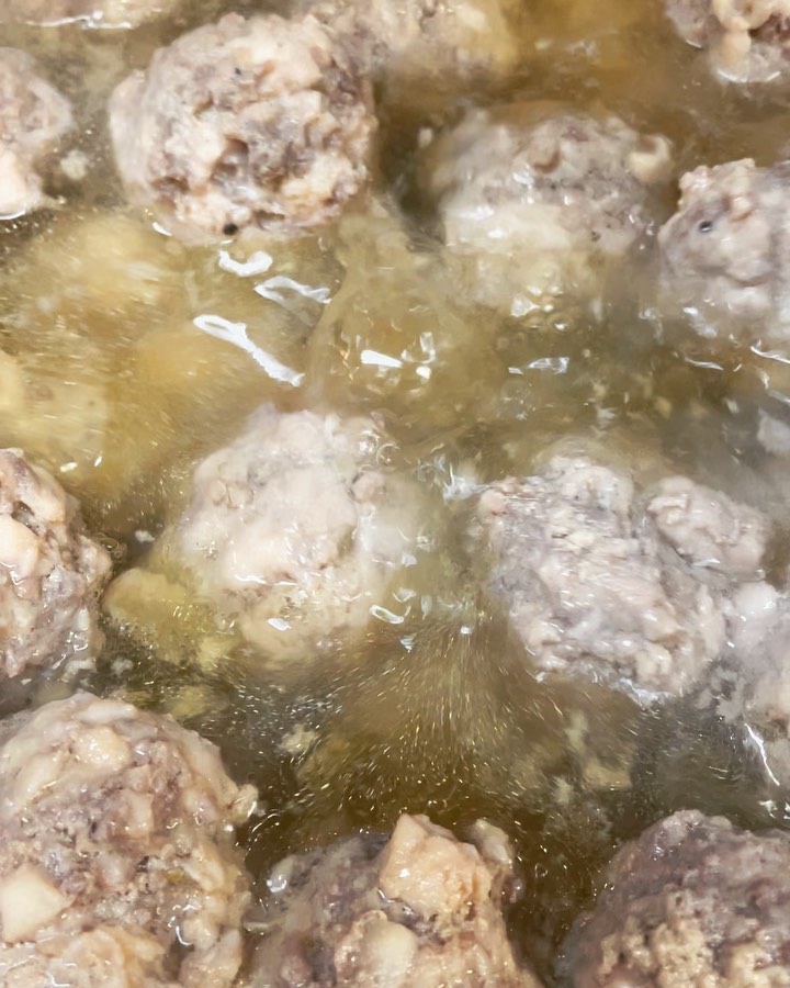 牛タンつくね
牛タン増量出来たてです
おはようございます️
椿苑のまるさんです
椿苑の人気メニュー
ゴツゴツぶりぶりな
かぶりつく肉玉
牛タンつくね仕込みました
出来たては特に歯ごたえ食感も強く濃厚鶏スープもうんまい🥰
是非召し上がって頂きたいです
椿苑では、芯タンが人気の為️
削ったタン端材を色々な料理やおかずにしています
色々お試しください
冷凍前の出来たてご希望の方はご連絡ください