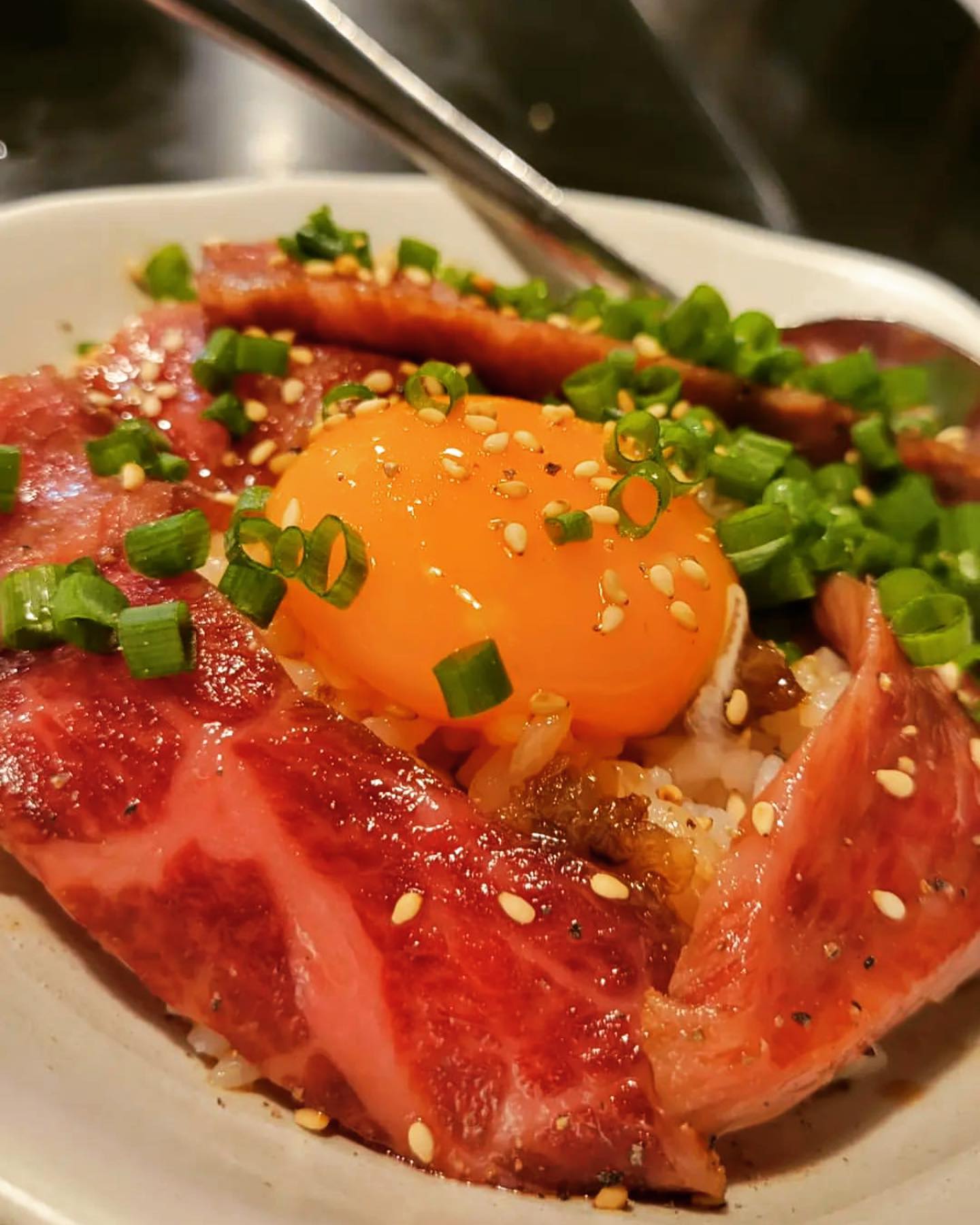 飲めるザブトンのTKG🥰最近お気に入り登録の方増えています
おはようございます️
椿苑のまるさんです
昨日は、タン祭り過去最多のお客様のご参加ありがとうございます
タン祭りの日は
いつも思います
元気玉みたいに、皆さんから力頂き笑顔になれる日になっています
来月もよろしくお願いします
(´ᵕᴗᵕ`)
TKGは、握りに使うほど大きくカット出来ないザブトンを使うので
量は握りより多いです
すき焼き出汁でサッと温めて
出汁もかけたレア牛丼とユッケを融合したメニューです
うめぇなぁってなりますのでお試しください