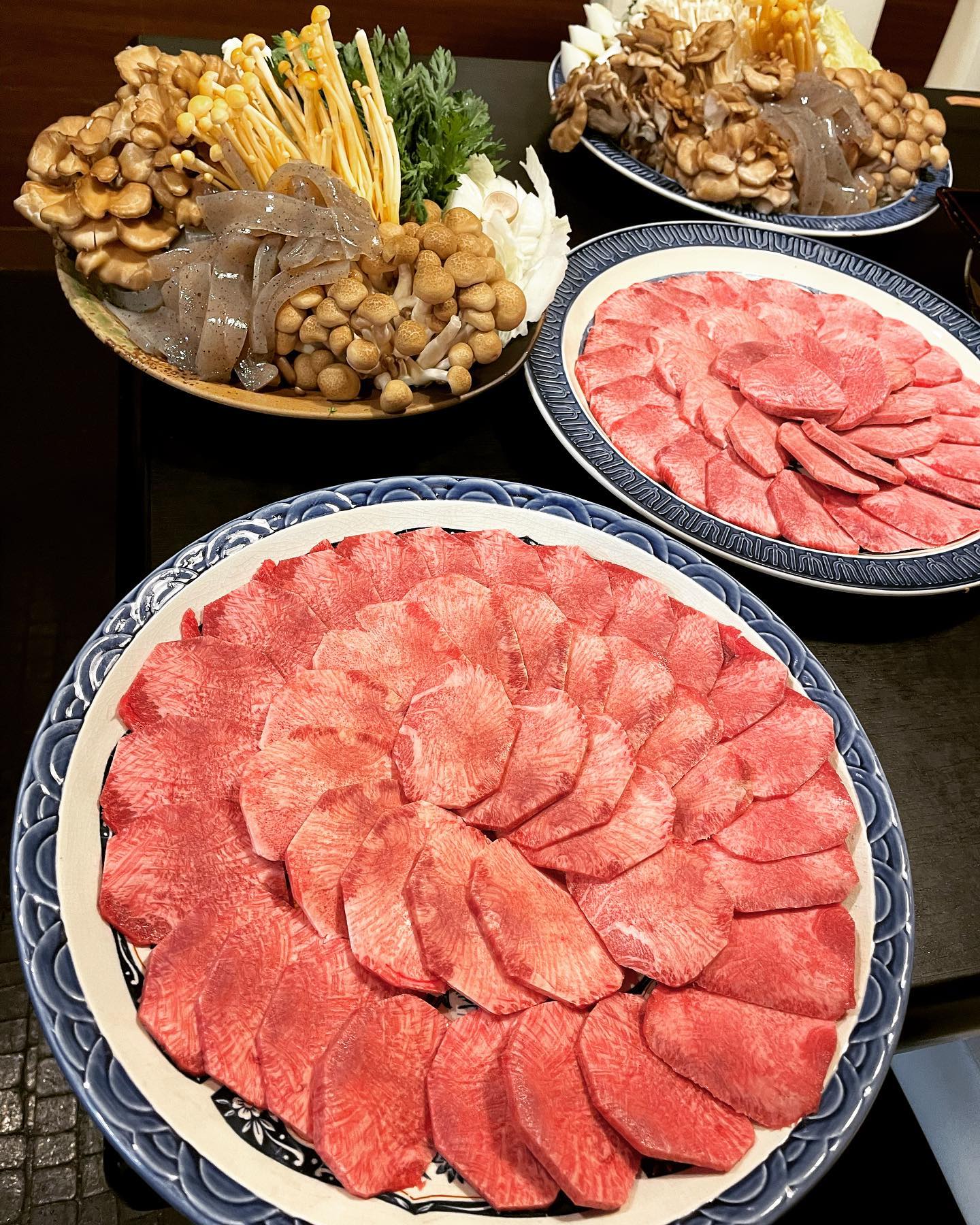 昨日は、休みでしたが
貸切牛タンしゃぶしゃぶ宴会
始めて1ヶ月経つけど
まだメニュー作ってないまるさんです
芯タンしゃぶしゃぶは、3パターンの食べ方で楽しんでください
そのまま出汁で煮て
濃〜い鰹だし️旨出汁につけて
柚子ポン酢でさっぱりと
野菜と芯タンで堪能した後は
太麺の中華麺や雑炊で〆てください
焼肉よりヘルシーで、コスパいいとリピーター様が増えています
メニューないですけどwww
是非お試しください
1人前税込3300円になります