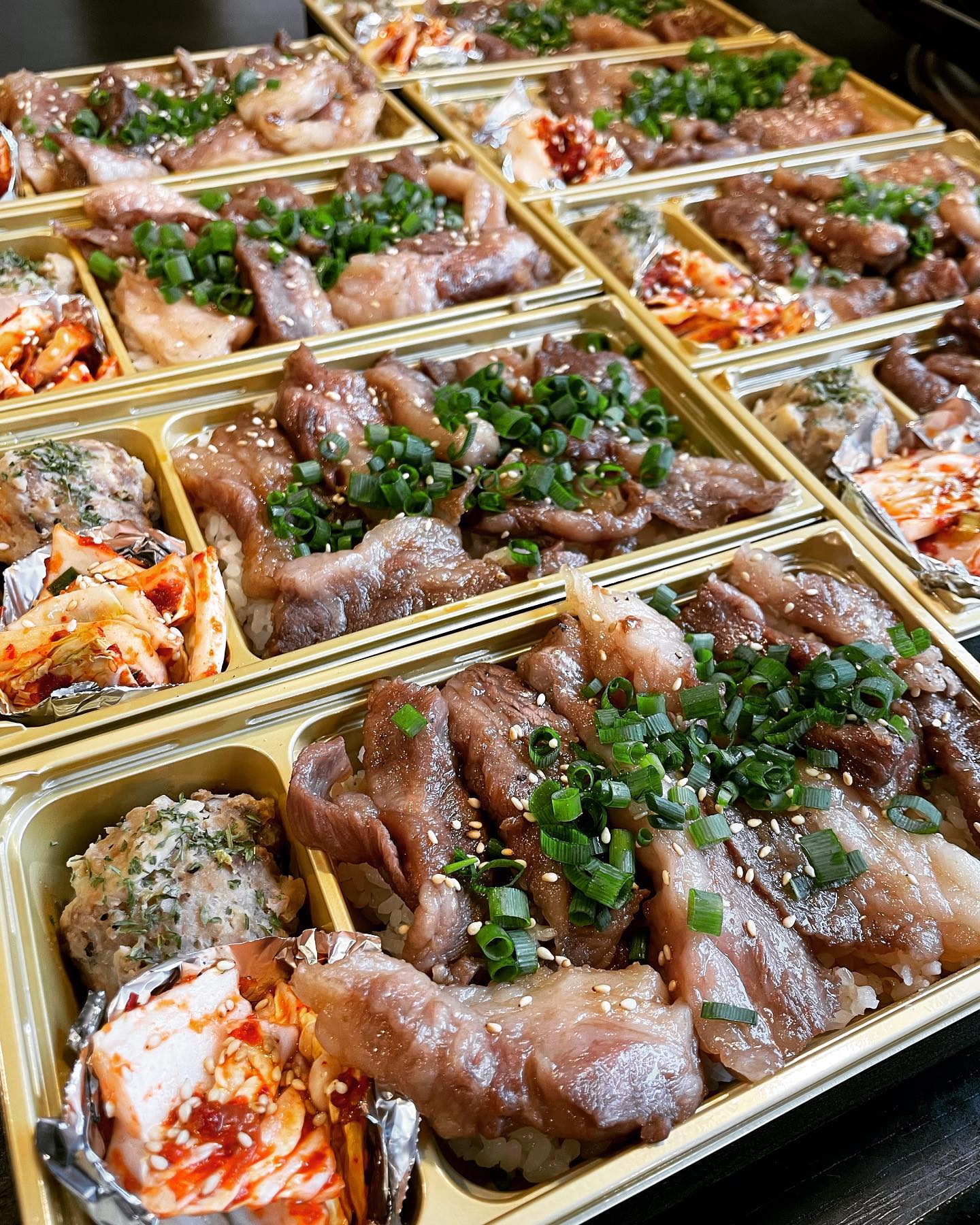 最近この2つが人気
ジューシーな黒毛和牛カルビ弁当🥰
柔らか旨味バッチリの黒毛和牛ザブトン弁当
こんにちは️
椿苑のまるさんです
製薬会社様より頼まれる弁当も内容決まって来ました
前回と同じか金額同じで️
の指定が入って来ます
これは、リピートのリクエストでもあるので、とても嬉しいです
1つ問題が️
注文日が休みの木曜日が多いから休めないー笑
引き続きご注文お待ちしております