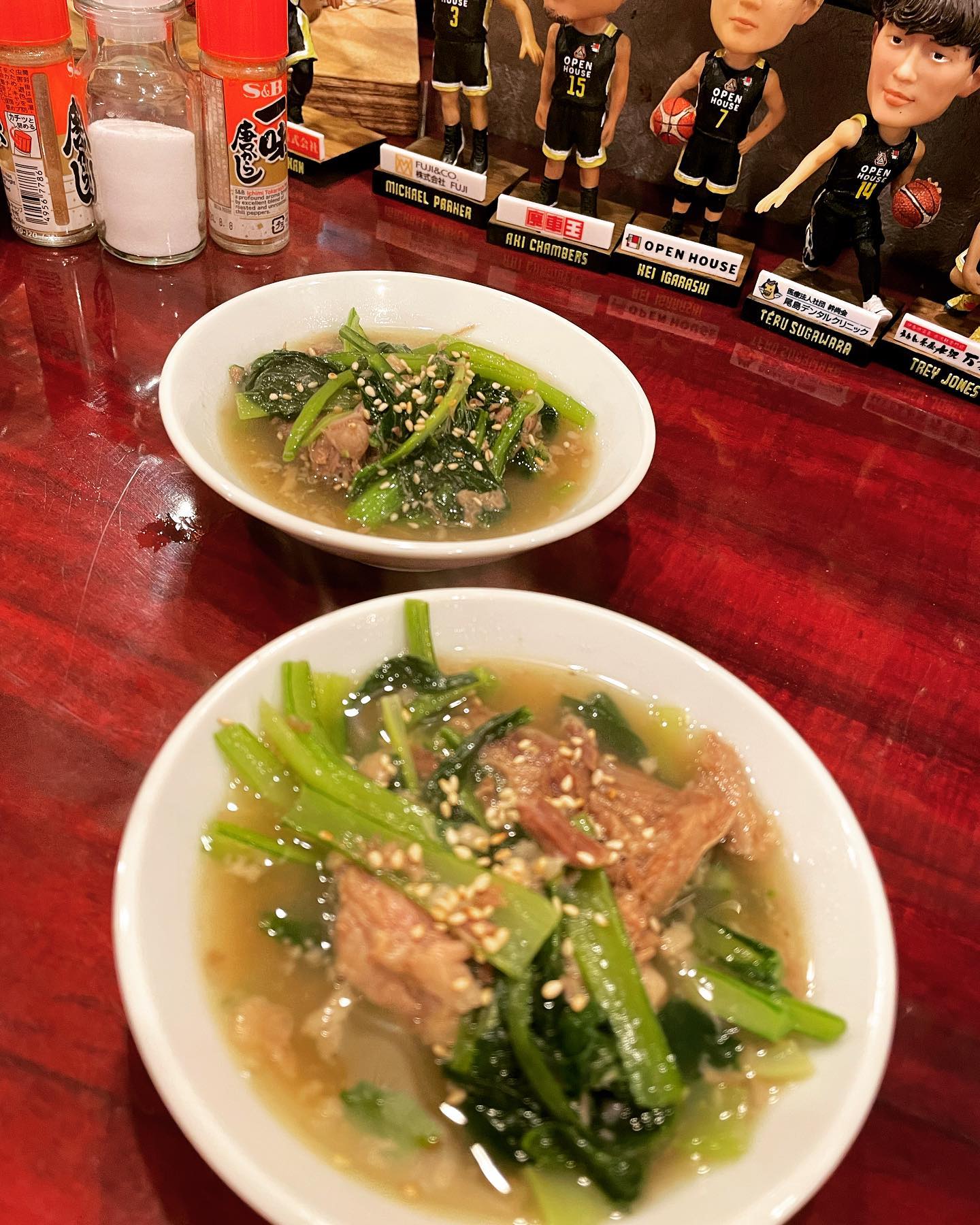 牛すじと小松菜煮浸し
こんにちは️
椿苑のまるさんです
椿苑の1キロおかずは
そのまま召し上がって頂いてもいいのですが
アレンジも色々楽しんで頂きたいです🥰
今はなんでも価格高騰
でも旬の野菜は、沢山採れて安い物もありますよ
牛すじは、椿苑ではカルビクッパ スープ アレンジおつまみや玉子とじetc.....
味をちょっと変えて色々なメニューに変化させます
肉を食べた後の出汁に、鰹だし 酒 みりん 薄口醤油入れて煮たのが今回のおつまみ
酒のアテにサイコーです🥰
お客様も色々アレンジしてみてください