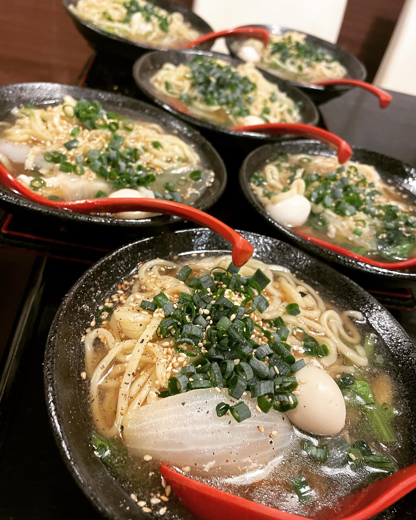 タンしゃぶ〆のラーメン
こんにちは️
椿苑のまるさんです
昨日は、芯タンしゃぶしゃぶをソッコー食べ終わり️
焼肉に移行したお客様に
キッチンで作ったラーメン盛り付けて出しました
男子6人ですげー食べてくれてたので
気持ちよかったです
また来週もお待ちしております