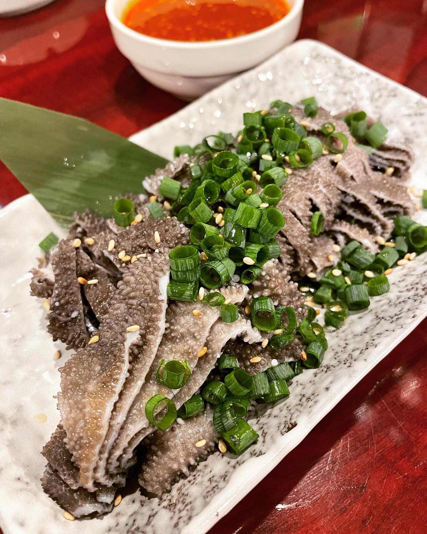 センマイ刺しで呑む
こんにちは️
椿苑のまるさんです
最近センマイ刺しが人気です
コリッジャキ食感がいいですねー
食感好きの方はお試しを