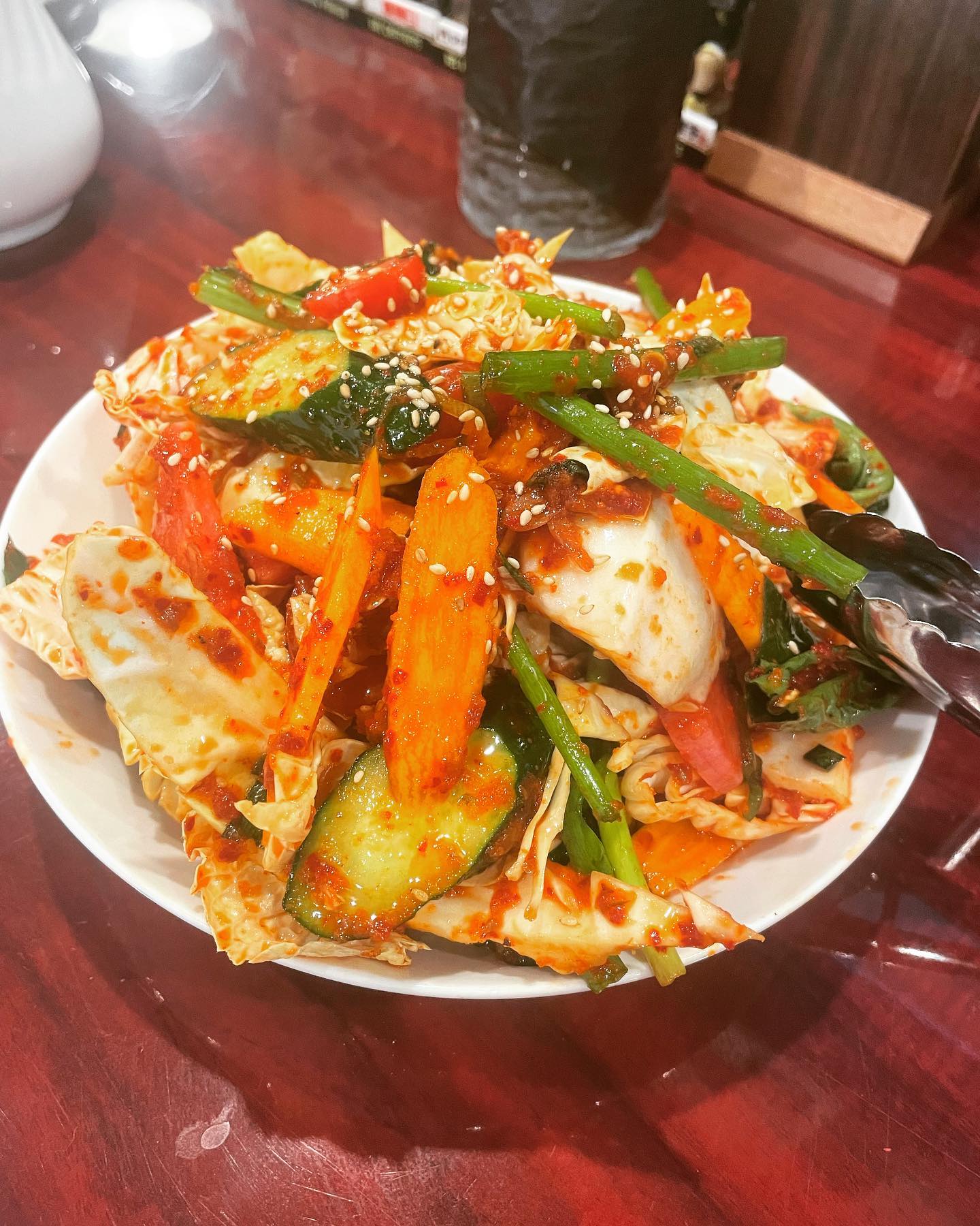 生野菜キムチMIX🧅🥬🥕
こんにちは️
椿苑のまるさんです
りんごから作るキムチペーストで生野菜を和えるだけ
シャキシャキ食感で、各野菜の甘さや旨さが引き立ちます
店内 テイクアウト どちらもご利用ください
