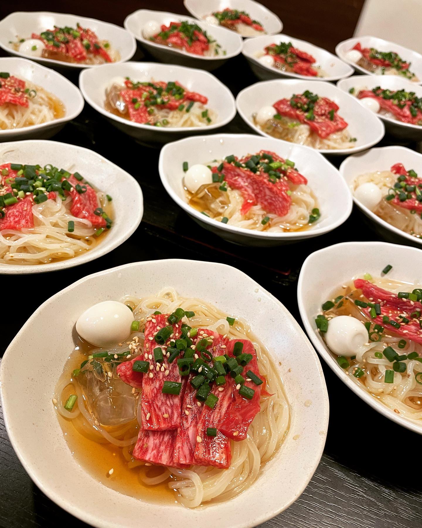 コース 〆の冷麺
こんにちは️
椿苑のまるさんです
昨日は、毎年恒例の桐一野球部️のコーチの歓送迎会
やっぱり皆さんすげー肉食います
ご飯無くなって焦りました
〆には最近人気の冷麺を