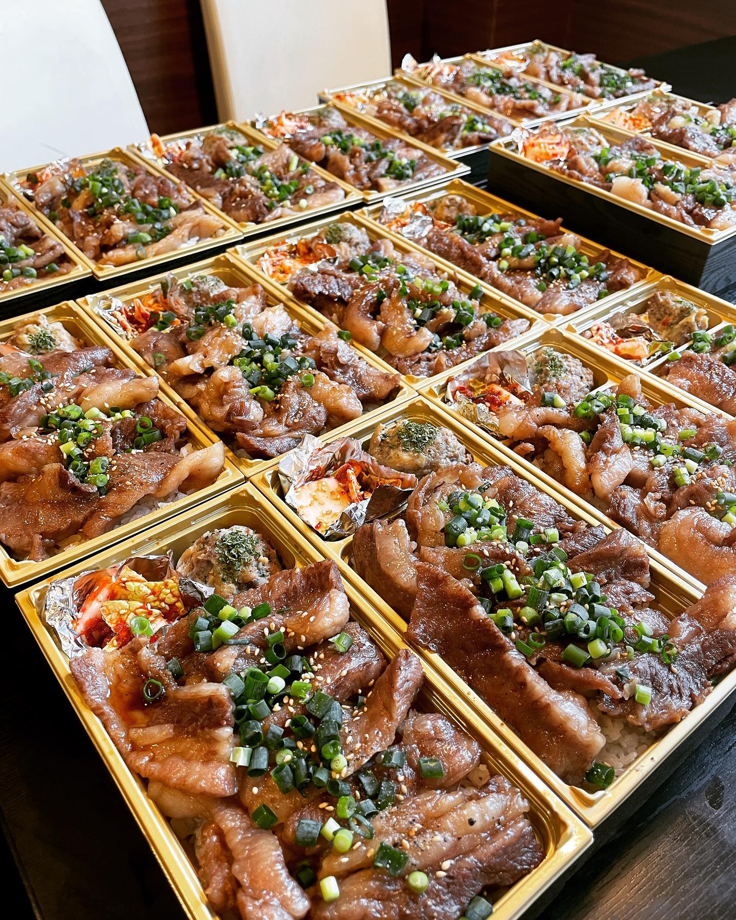 ジューシー肉厚カルビ弁当🥰
おはようございます️
椿苑のまるさんです
4月は新しいスタートの時期️
前半終えて、ようやく会議用弁当や歓迎会など増えてきました
集まりの際は、お弁当などもご利用お待ちしております