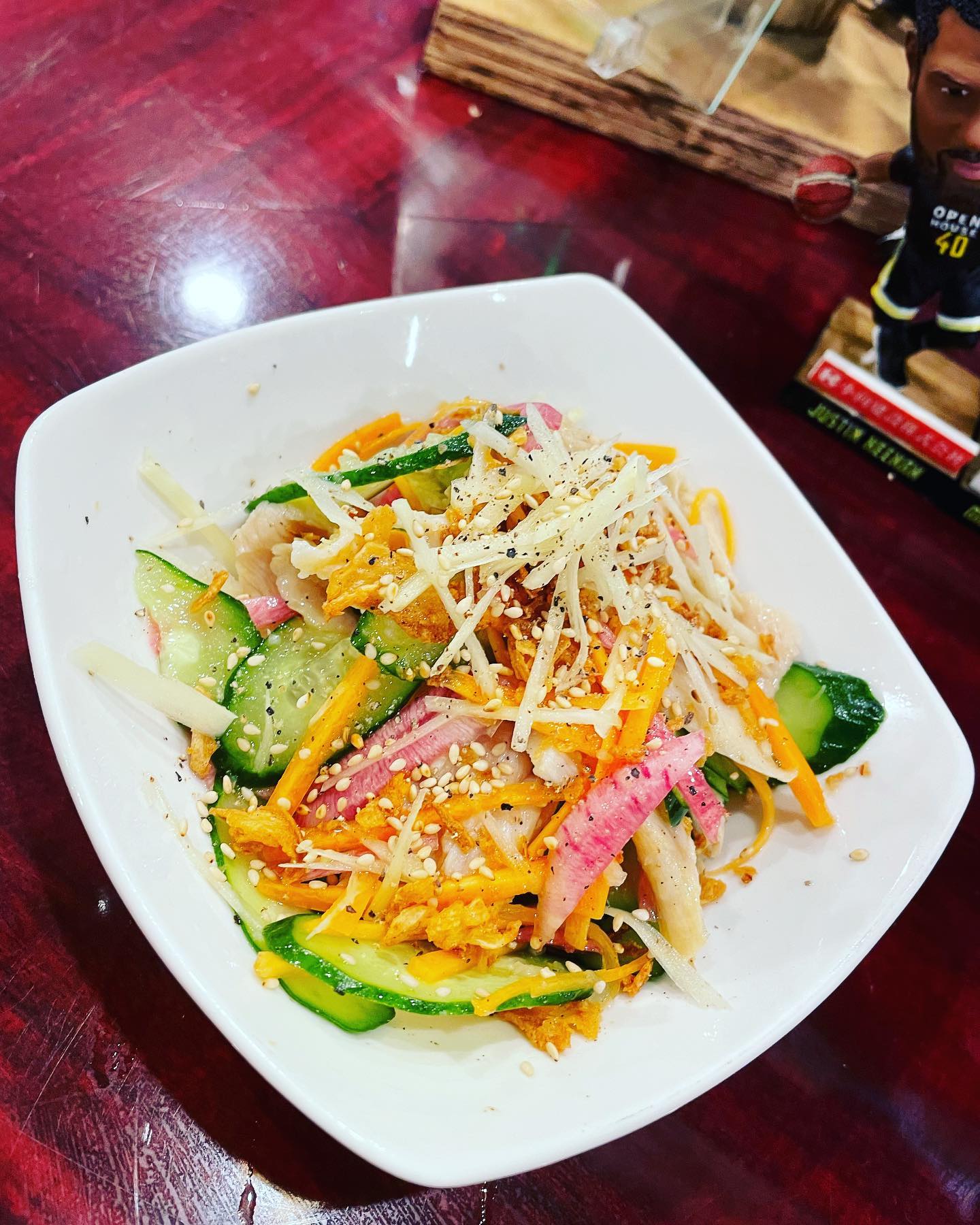 ミノ湯引きと野菜の生姜和え🥰

こんにちは️
椿苑のまるさんです

いつも飲まないお客様から、今回は飲む知り合いが来るので

ツマミを1品お任せで
と頼まれました

肉沢山頼まれていたので、野菜のさっぱりおつまみ作りました

リクエストなどありましたら、お気軽にお問い合わせ下さい