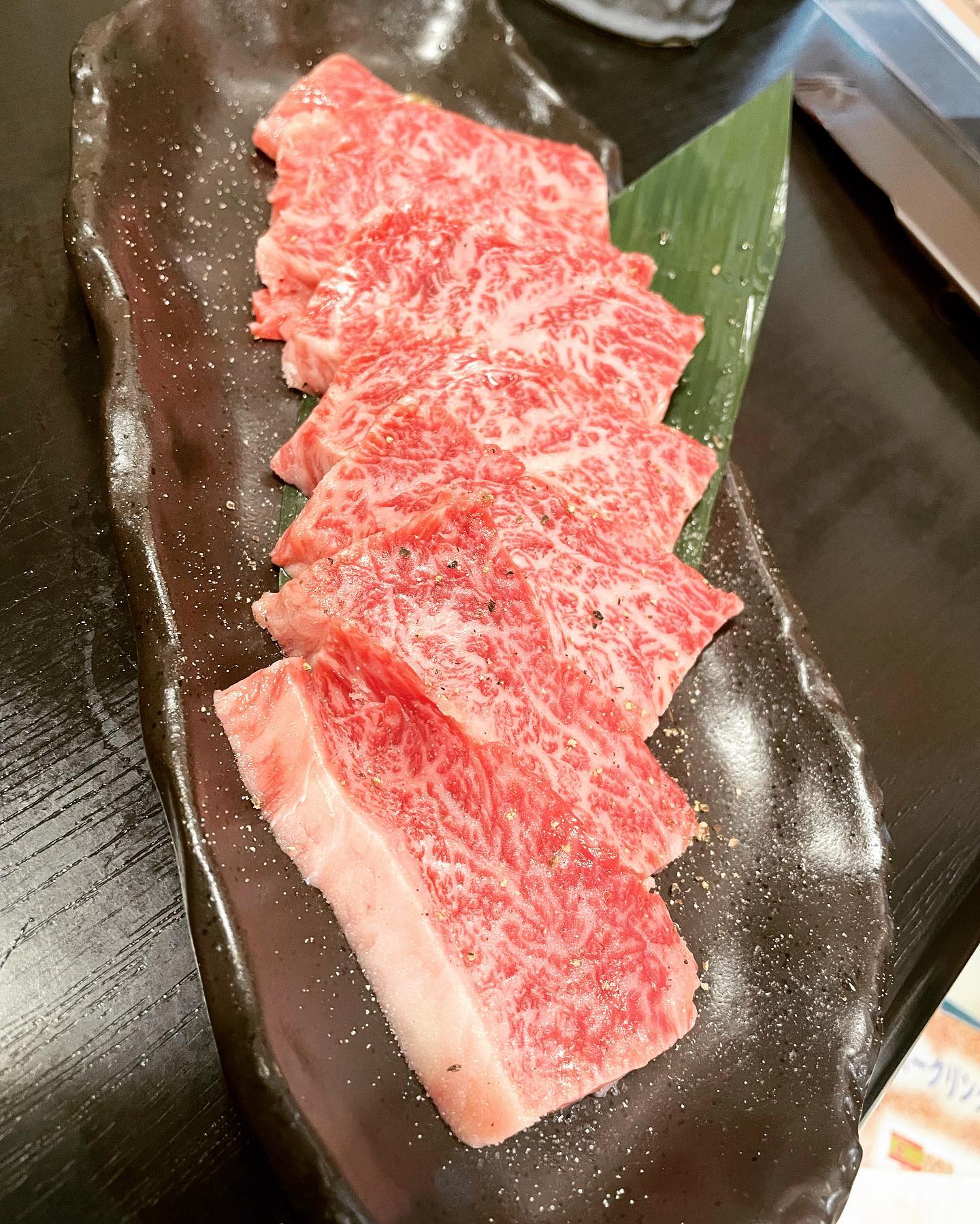 旨味と柔らかさの特上ハラミ🥰
こんにちは️
椿苑のまるさんです
焼くと余分な脂が落ち
肉と脂の旨味をシンプルに感じる部位です
塩とわさびも合いますので
お試しください