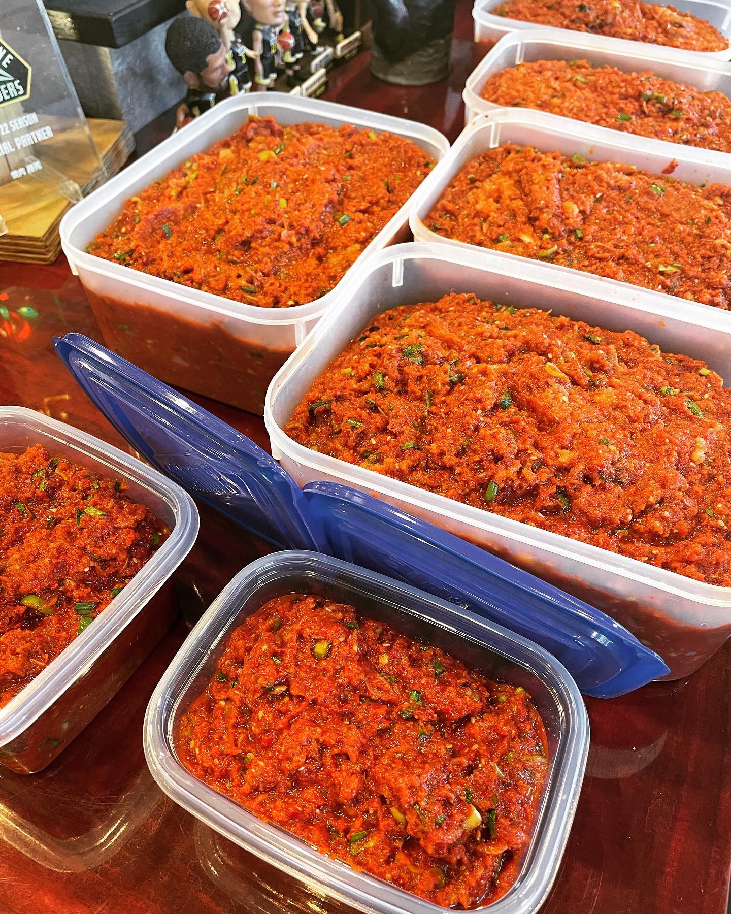 自家製キムチペースト🥰
こんにちは️
椿苑のまるさんです
椿苑人気の️
生野菜キムチ
生野菜をりんごから作る自家製キムチペーストで和えるだけ
シャキシャキ野菜の甘さも引き立ちます
テイクアウトで
ペーストもキムチもご用意出来ますので、是非お試しください