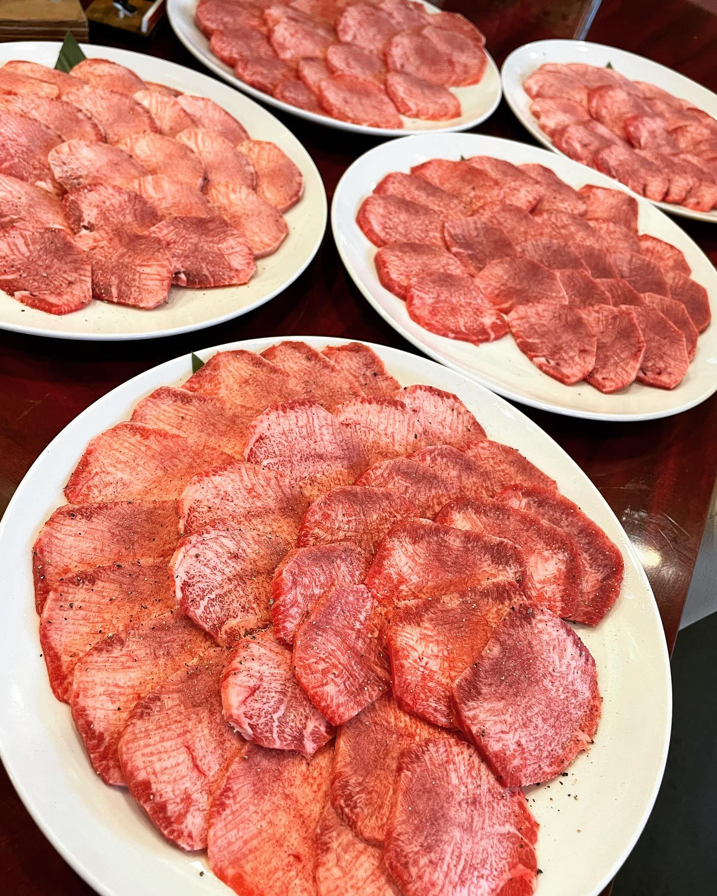 芯タン 焼きもしゃぶしゃぶも人気です🥰
こんにちは️
椿苑のまるさんです
ゲリラタンは、この芯タンが人気の為
毎月1回放出するイベントになっています
週末芯タン沢山出る予定なので、今月もゲリラタン用意出来そうです
タン祭りは、4/25(火)ですので、ご希望の方は狙ってください