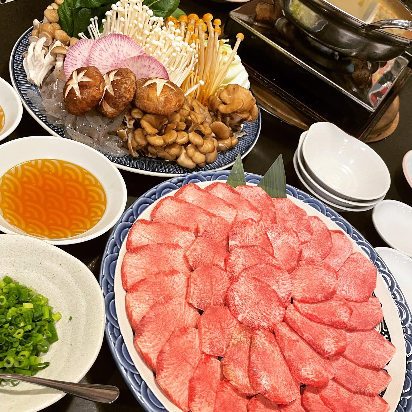 芯タンしゃぶしゃぶ🥰
人気出て来ました

こんにちは️
椿苑のまるさんです

鰹だしのスープで野菜はそのままでも

タンは ポン酢や
濃ーい鰹の美味出汁
に付けて食べます

タンの旨味と出汁の美味さで優勝です(〃^∇^)ﾉ♪

〆は 太麺の中華麺でラーメンや雑炊でしめてください