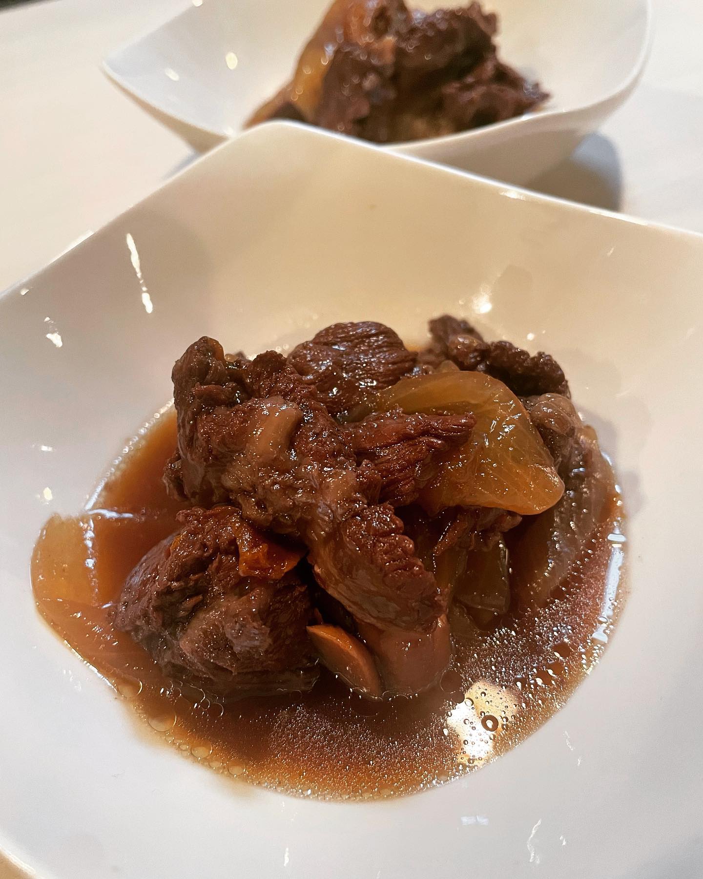 黒毛和牛 肩ロースの赤ワイン煮🥰
おはようございます️
椿苑のまるさんです
本日は、先月頑張りました休みを頂きます️
水曜日 御来店のお客様に ホロホロ 旨味抜群の赤ワイン煮をサービスさせていただきます
水曜日は、久しぶりに暇そうなので一緒にワインでもいかがですか