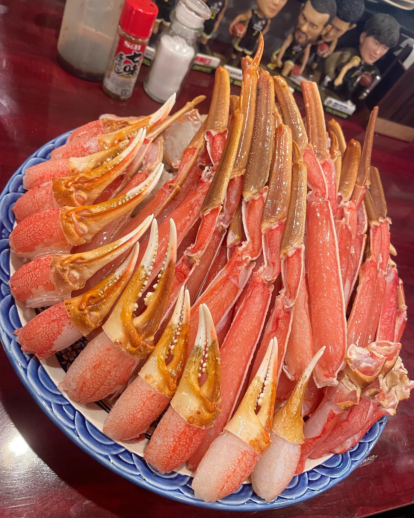 蟹すきしゃぶ🦀
加速中🥰

おはようございます️
椿苑のまるさんです

寒い日も増え

ご予約で蟹すきしゃぶ🦀増えて来ました

出汁が美味いので
〆まできっちり食べて行かれる方が多いです

先日は、蟹のみ7人前️
初めて1卓でこんなに盛りました

焼きタラバに蟹甲羅味焼きにほぐし身混ぜて
日本酒も一緒に楽しまれてました

日本酒や出汁割飲みたくなるの不思議です

延長決まった蟹すきしゃぶ🦀
3月まで食べれます

蟹好きな方は、是非期間中に召し上がってください

本日空席あります
本日蟹飯販売🥰
本日炊き込みご飯炊きたて

明日以降は満席の日も多いですので、来店前確認 ご予約よろしくお願いします。