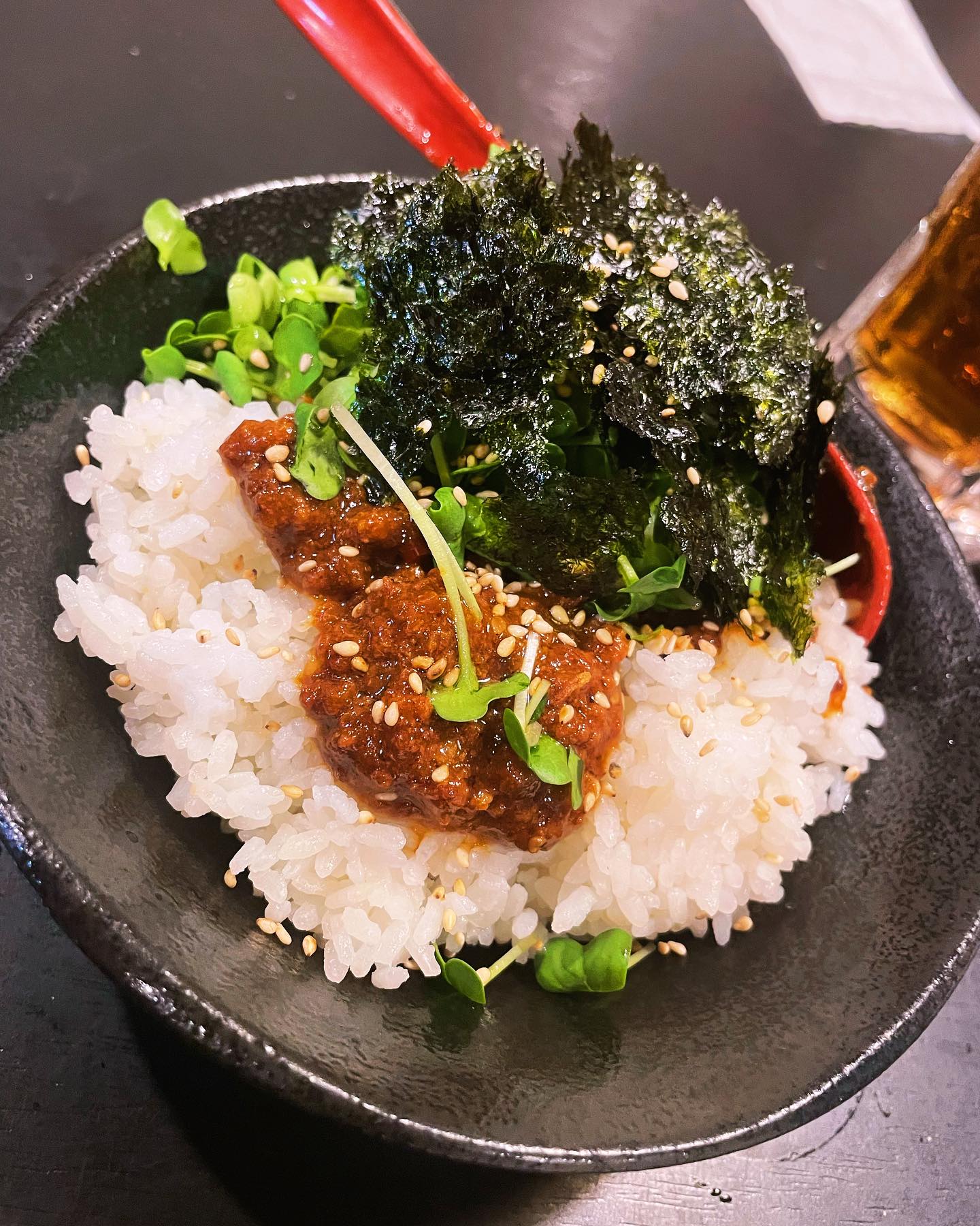 あると便利な
牛タンミンチのおかず肉味噌
昨日は、余ったカイワレ 韓国海苔をちぎって乗せただけの
肉味噌飯
冷奴に乗せたり 炒め物や汁物の味付けに使ったりラーメンやおにぎりの具にしたり
めんどくさい時はなんにでも使えば何とかなるやつです
牛タン
豚肉
にんにく
生姜
味噌3種類
酒 みりん 醤油
調味料 鷹の爪 黒胡椒
が入っています
色々アレンジ楽しんでください
