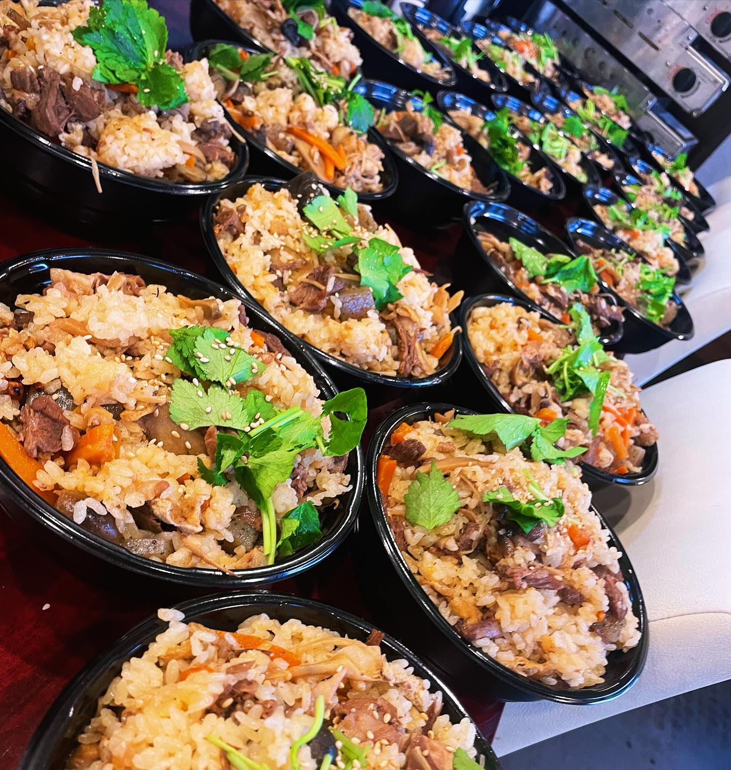 明日 金曜日は炊き込みご飯の日です
11種類の具沢山
並 400g強 700円
特 700g強 1000円
カルビクッパの素も販売致します
1パック 1000円
30種の具沢山 食べる健康スープ🥰
テイクアウトご予約お待ちしております