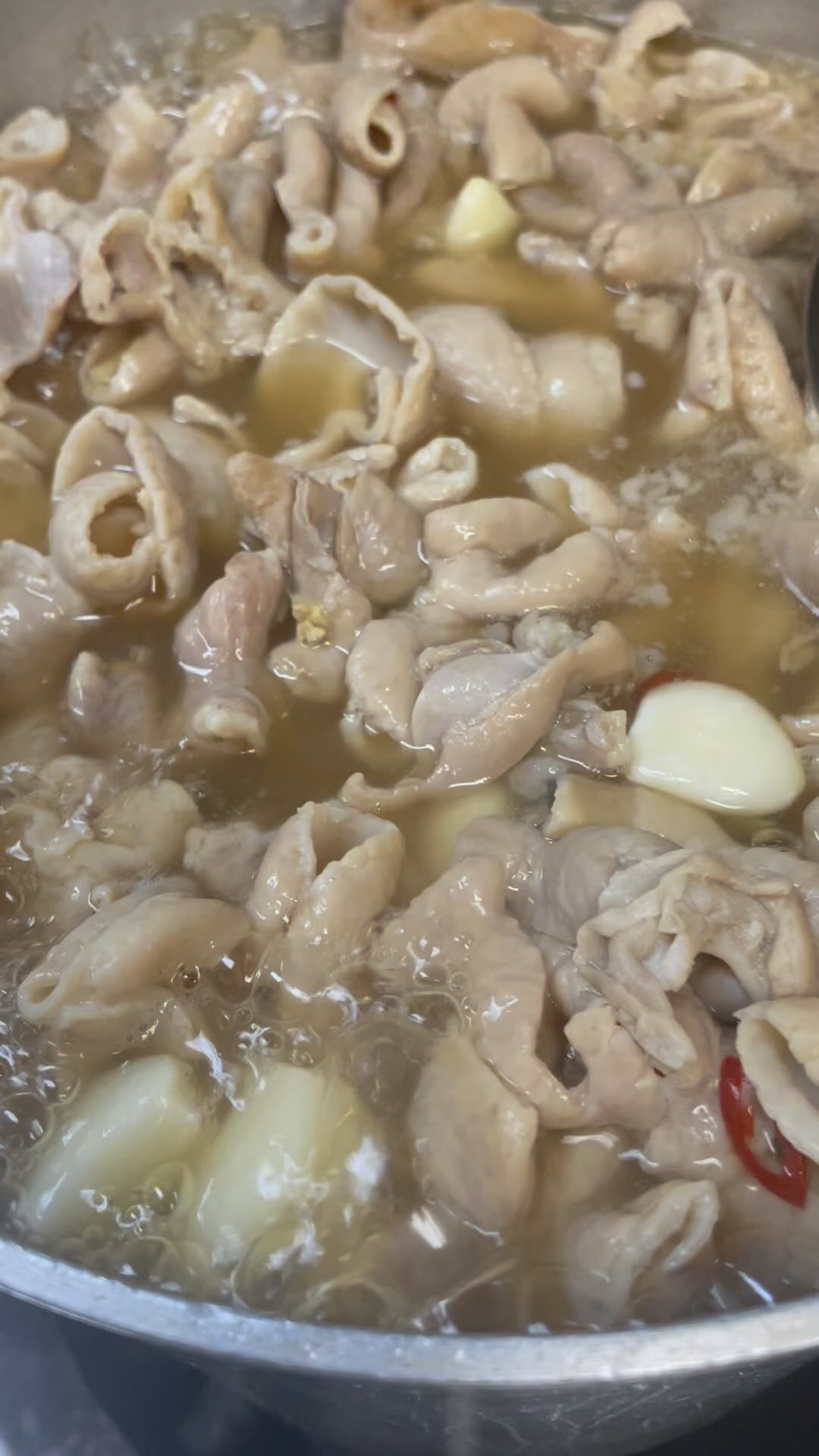 豚大腸の塩もつ煮込み

クセがなくあっさり食べれます
野菜と煮て鍋風にアレンジも美味しいです

是非ご利用ください