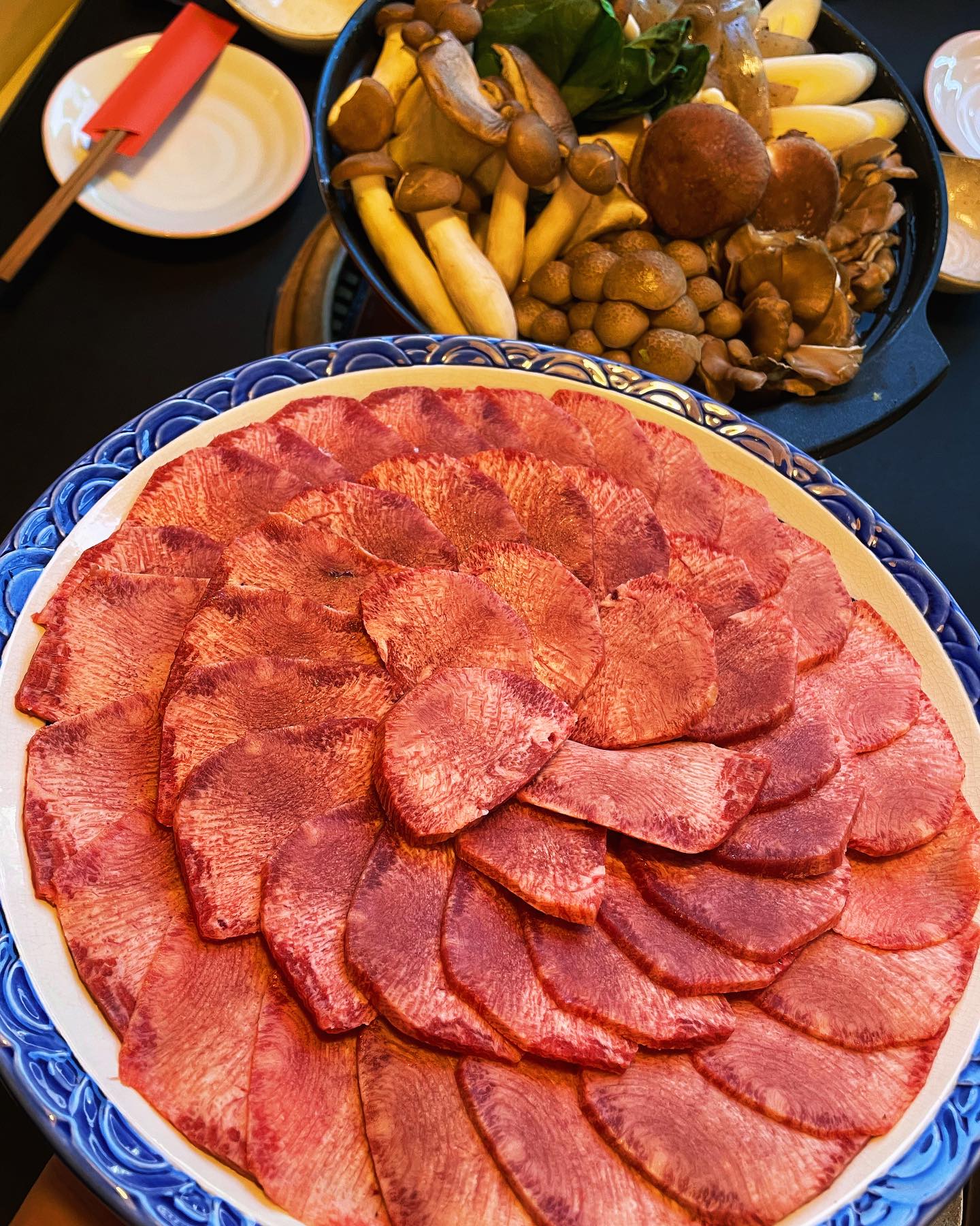 今年の夏は芯タンしゃぶしゃぶ
特製出汁で食べる椿苑のしゃぶしゃぶは、〆まで食べたくなります
〆に 牛タン海老ラーメン
最高です
是非お試しください
海老🦐しゃぶもご用意致します
海老好きの方もお楽しみに