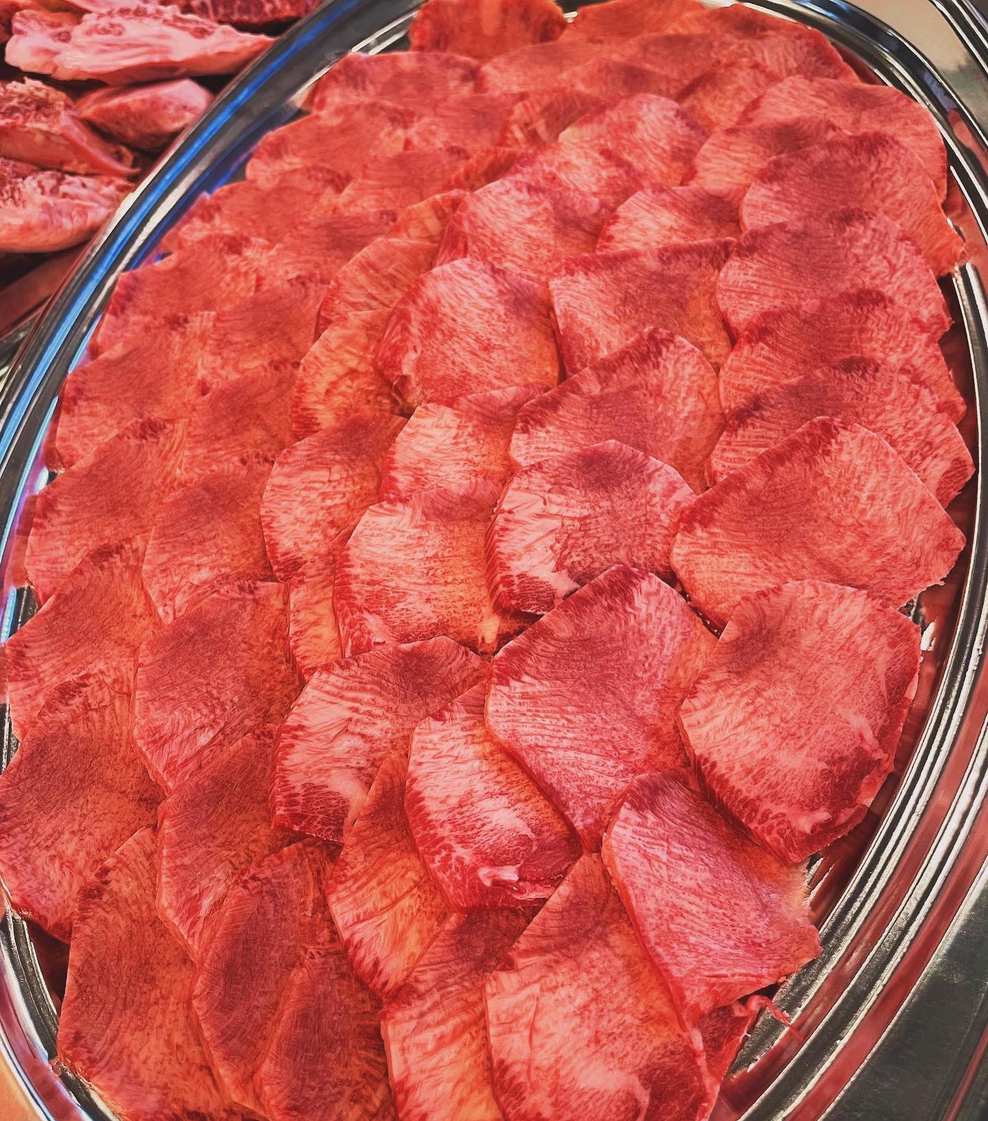 芯タンが人気です
椿苑の焼肉NO.1は薄切りの芯タン
まわりの赤身やタン下 タン先は切り落として芯の柔らかい部分だけ使います
毎月1回あるタン祭りは、この切り落としを
タンシチュー
ホロホロ牛タン角煮
焼肉用切り落とし
として販売しています
お店では芯タン🥰
タン祭りでは牛タン料理
お楽しみください
タン祭りは明日5/27(月)です
