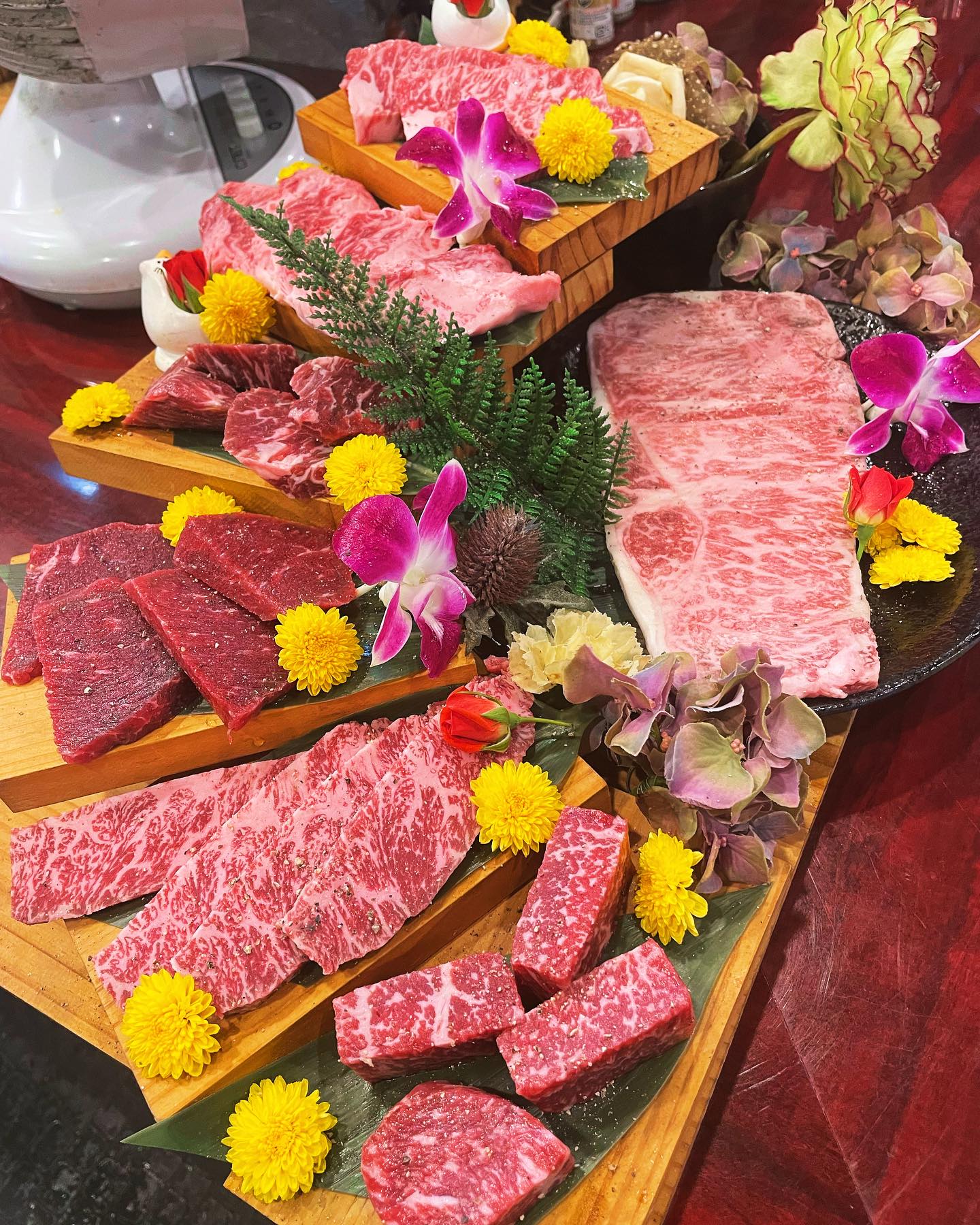 ＧＷにお子さんにお祝いなど

喜んでる顔が見れてまるさんも嬉しいです

BBQだけでなく、連休中は普段会えないオフ会利用のお客様と久しぶりに会ったりお話できるのも嬉しいです

今日も張り切って肉沢山切ります
(๑•̀ㅂ•́)و✧