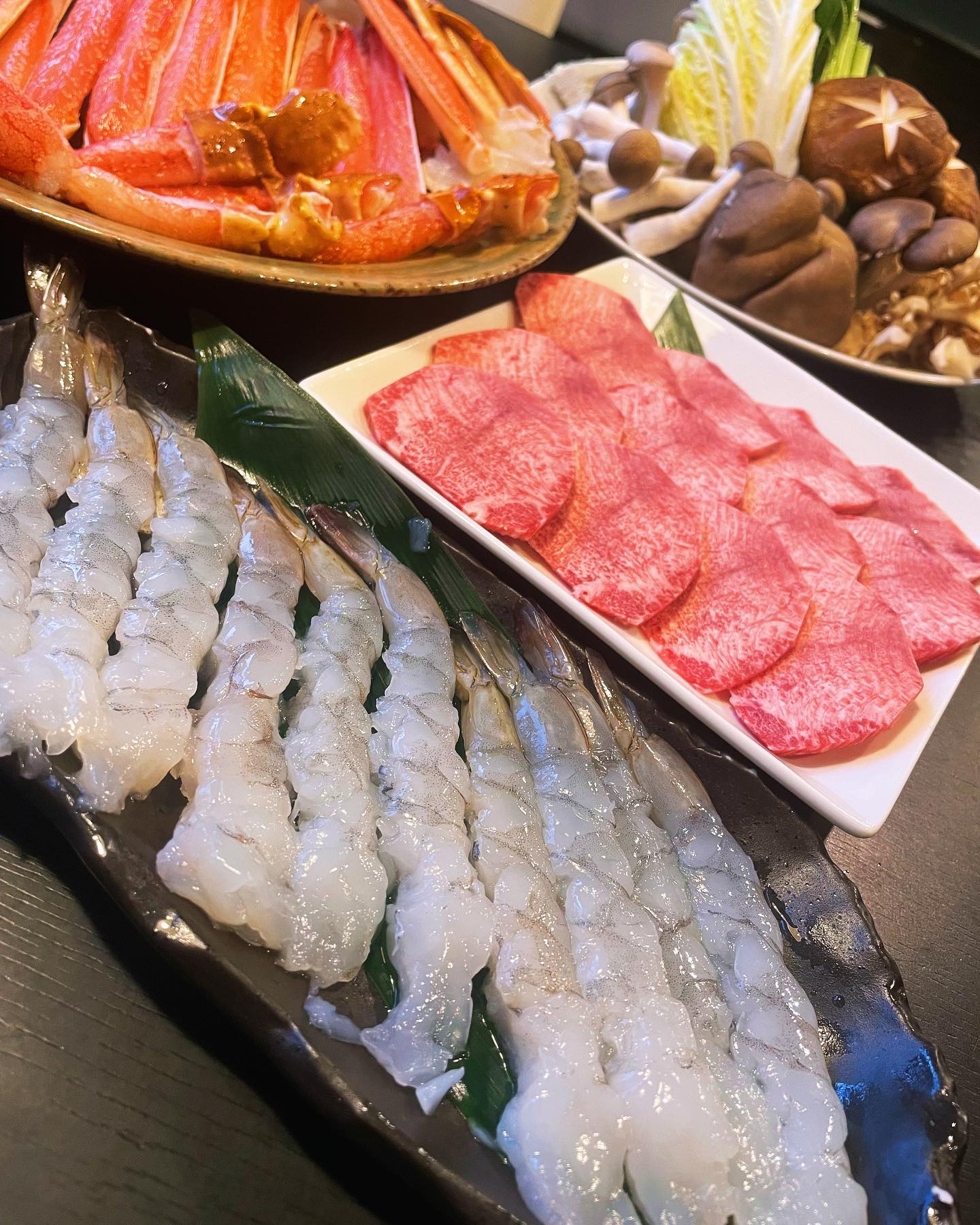まるさん 椿苑独立して今日で5年が経ちました️
早いなぁ
当時は、地元でもなく知り合いも居なく
かなり大変で
独立1年もしないうちに、コロナが流行ってしまい
とても苦戦を強いられた5年間でした
商工会である先輩と出会い
人に良くした事は、自分に帰ってくるんだなーと感じる事が出来ました
まるさんが飲みに行ってるストーリー上げてますが
地元でもないまるさんが
出会って仲良くさせてもらっているお店やお客様との風景です
全て繋がりを大切にして行こうと思って飲んでいますよ
これからも仲良く
椿苑も皆さんに楽しんで頂ける店にして行きたいと思います
よろしくお願いします(´ᵕᴗᵕ`)
あれもこれも食べたい🤤
ってお客様が多いのが椿苑です
リクエストありましたら言ってくださいね
あと飲みにも行きましょう
お誘いもお待ちしております
写真は
蟹🦀海老🦐タン🐃しゃぶの欲張りしゃぶしゃぶでした