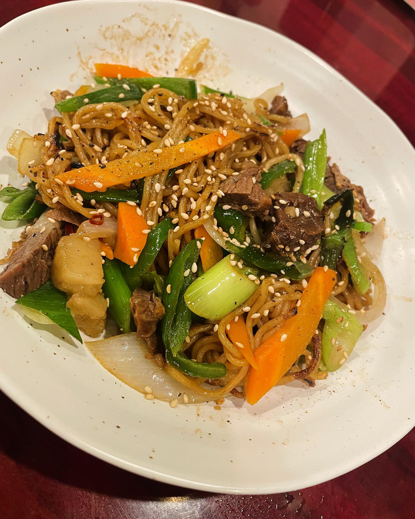 まるさん焼きそば
牛すじ煮たやつ
野菜炒め
ゴワゴワに焼いた麺
を最後にざっくり混ぜて完成
好評でした
是非牛すじアレンジに
やってみてください