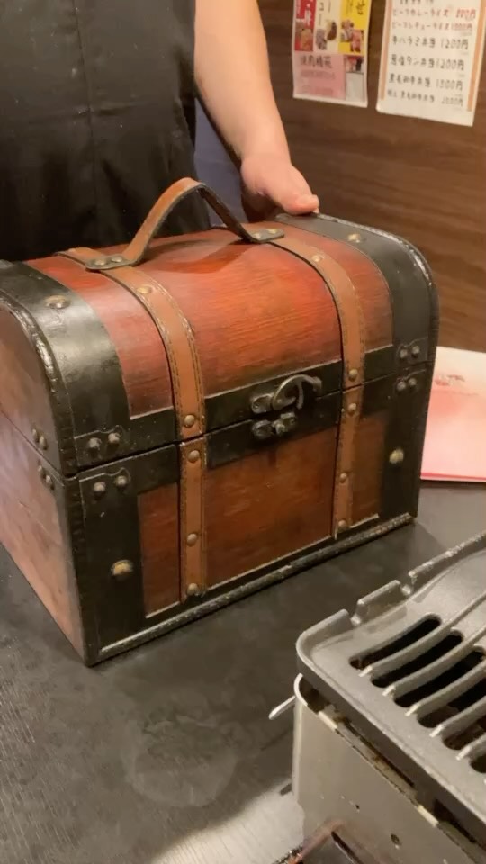 椿苑初のTV出演

11/9(土) 21時~23時
フジテレビ

川島 二宮のタミゴエ

という番組に出演することになりました

群馬県内の飲食店を、インタビューを元に沢山紹介されます

椿苑からは、サプライズに人気の
特選宝箱盛が映ります。

お時間ある方は是非見てみてください

群馬県のグルメも沢山紹介されたり、行きつけの店も沢山出てくると思います