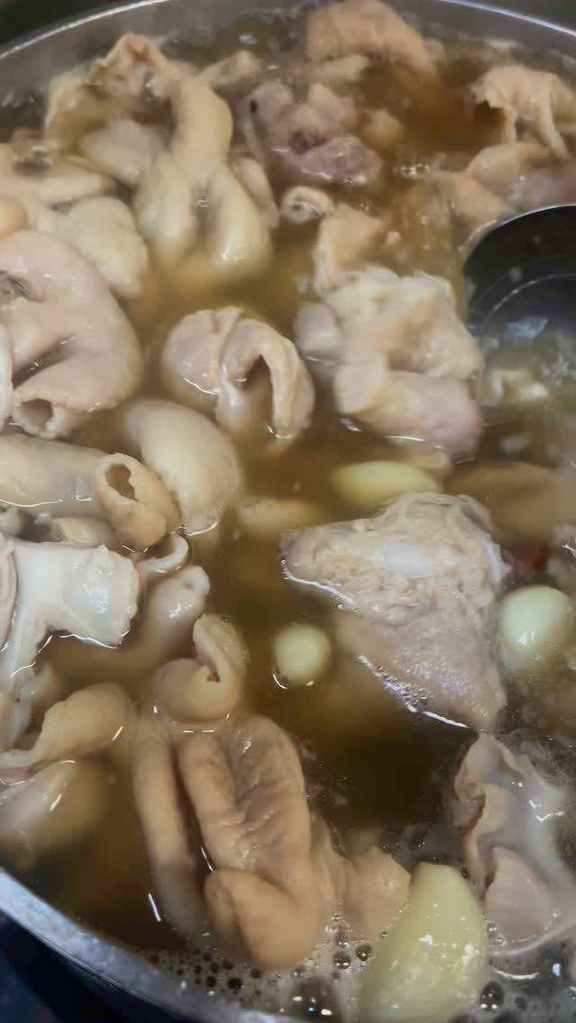 塩もつ煮込みが最近良く出ます

しっかり味が染み込んでますので

野菜を足して煮込んだり、鍋風に食べる方も多いです

寒い時期にはお家で暖まるメニューにどうぞ