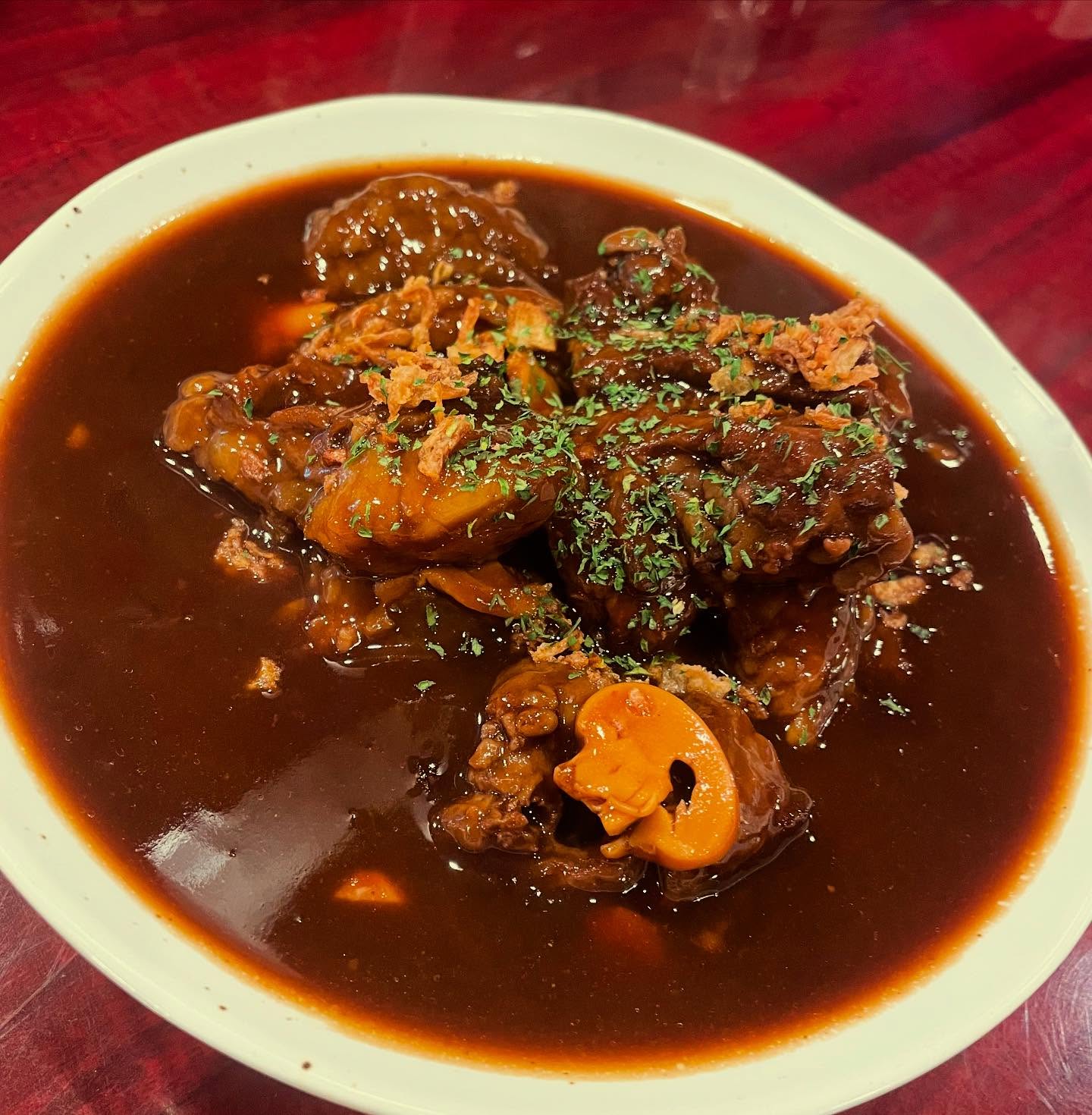 寒くて鍋人気も上がっていますが

ビーフシチューも沢山出てます🥰

かぶりつく柔らか牛肉
お家でもお店でも

是非お召し上がりください