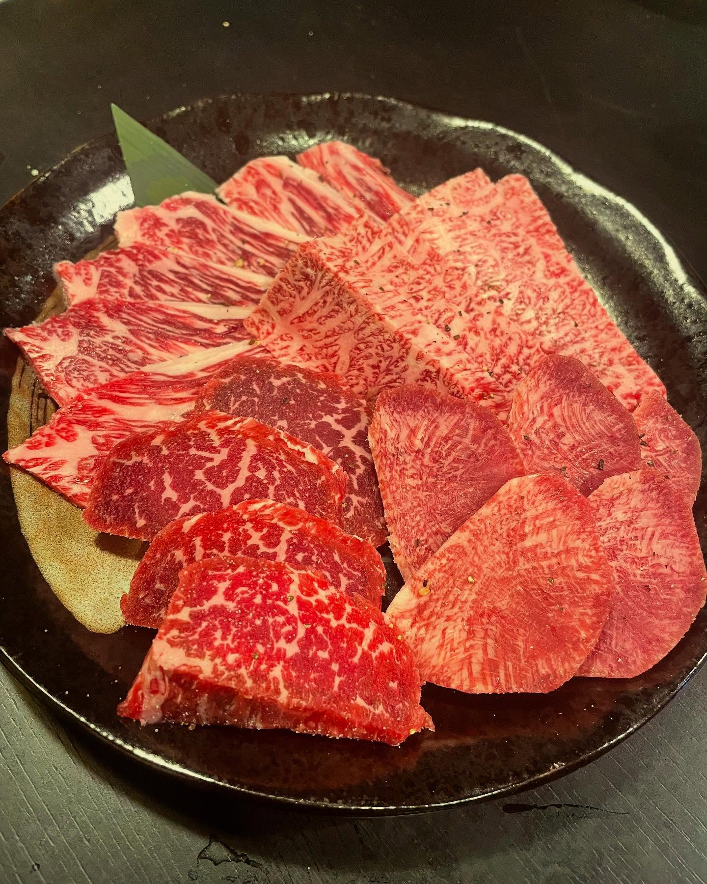 おひとり様おまかせ焼肉セット
ご希望あり作りました

肉始めは好きな肉食べてください

昨日はお断り多数申し訳ありません‍♀️
本日はお席ご用意出来ますので

ご来店お待ちしております