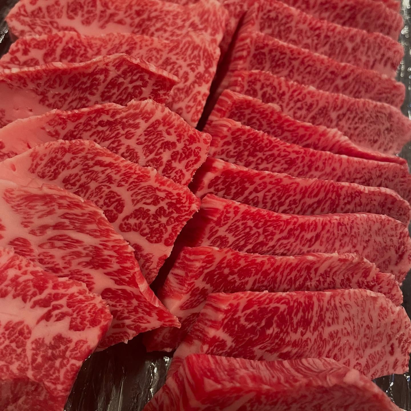 黒毛和牛のササミ🥰

適度なサシに締まったお肉の味わいが絶妙なバランスです

是非お試しください

今日は炊き込みご飯の日です
ご予約お待ちしております