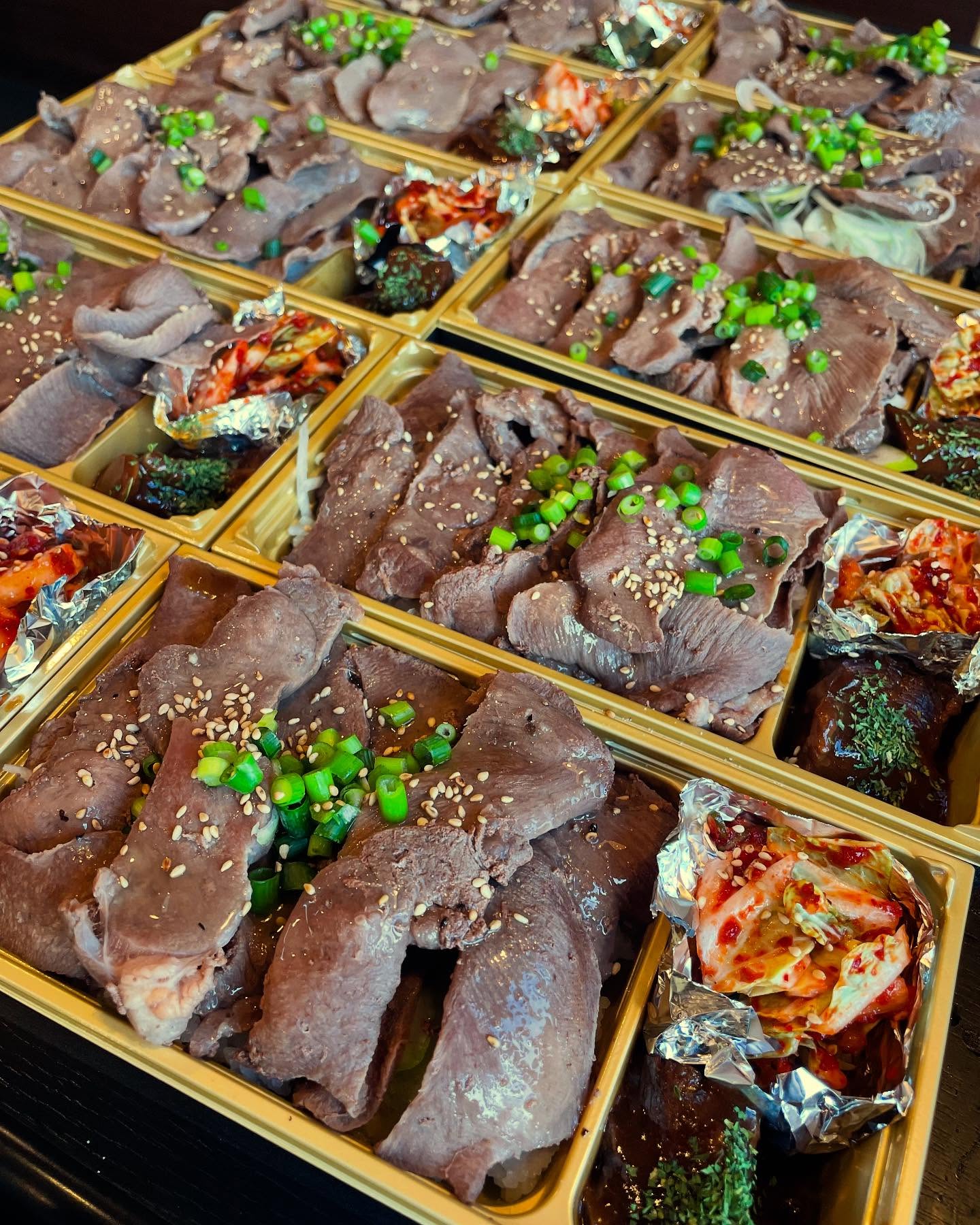 ネギ塩タン弁当
タンシチュー入り

柔らかく煮た牛タンと生野菜キムチ入り