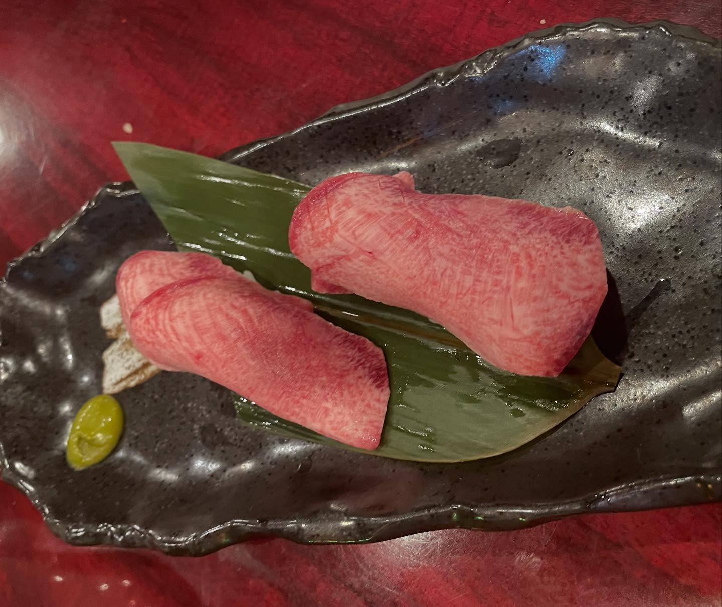 芯タン握り炙り

常連様専用メニュー

たまーに頼まれるから再投稿
タンの一番美味い柔らかい部分で握ります

是非お試しください