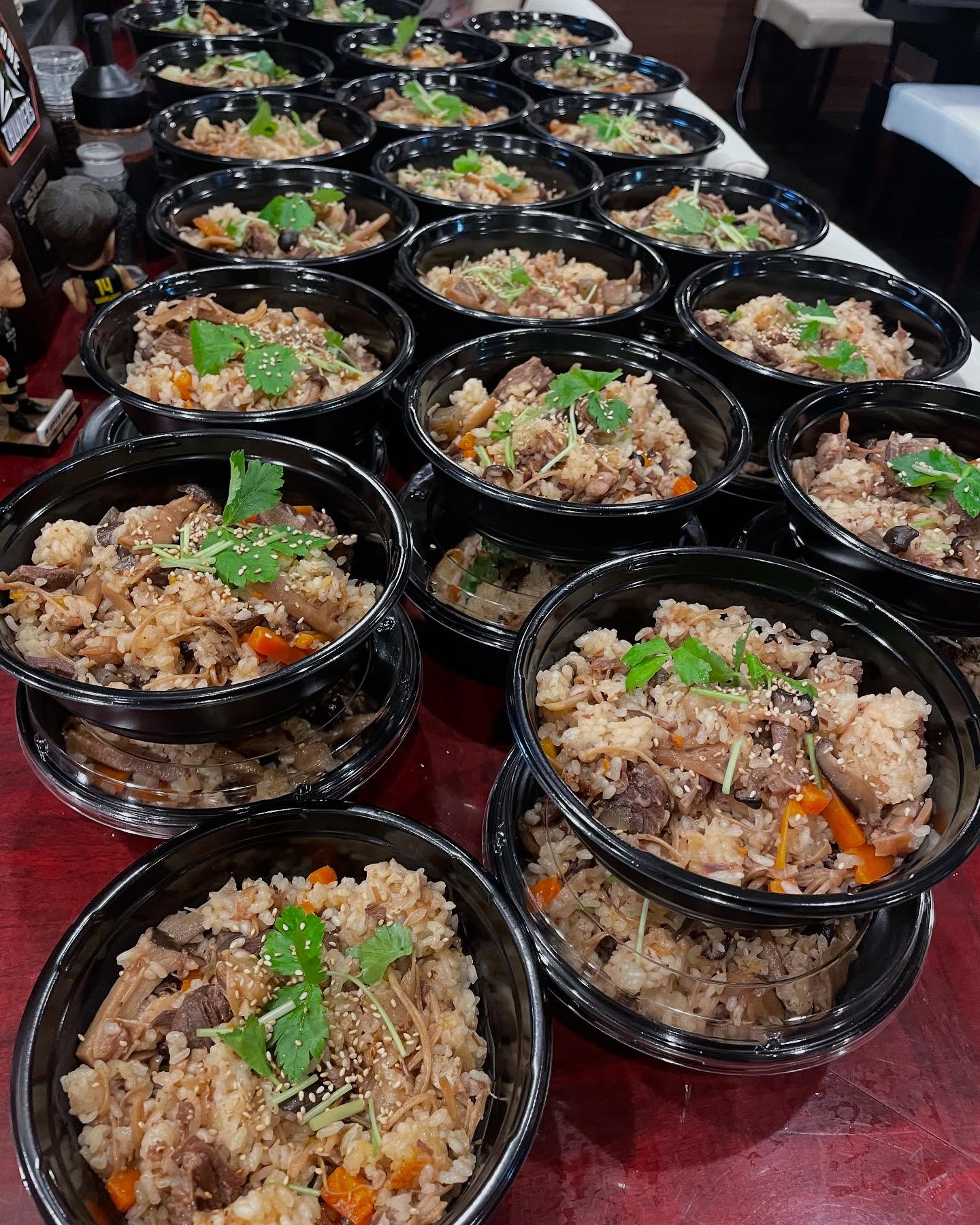 明日 金曜日は

焼肉屋さんの炊き込みご飯
の日です

具沢山で食べ出すと止まらない
炊き込みご飯になります

今回は、ザブトン ハラミの牛すじのみ使用しています

是非ご利用ください