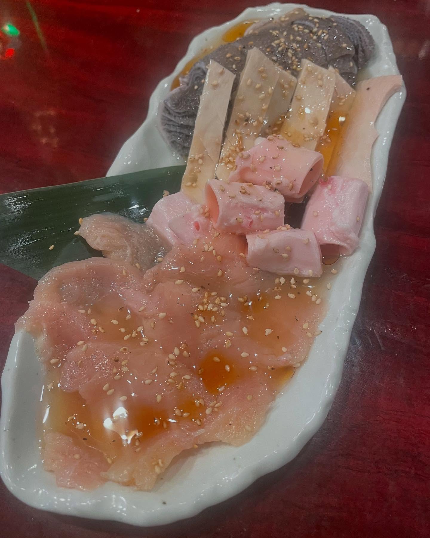 コリコリ好きに頼まれ
ミノ タケノコ ハツモト センマイ
の焼き

ホルモンでも コリコリ ふわふわ ジューシーと個性ありますので、お好きなホルモン見つけてください

今週末
今日 明日 空席僅かです
日曜日から連休期間はまだ余裕あります

来店前確認よろしくお願いします。