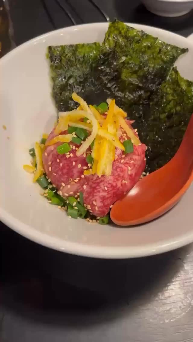 牛漬けの茶漬け🥰

アツアツの牛出汁で食べるお茶漬け
程よい加熱で柔らかいお肉と出汁が人気です