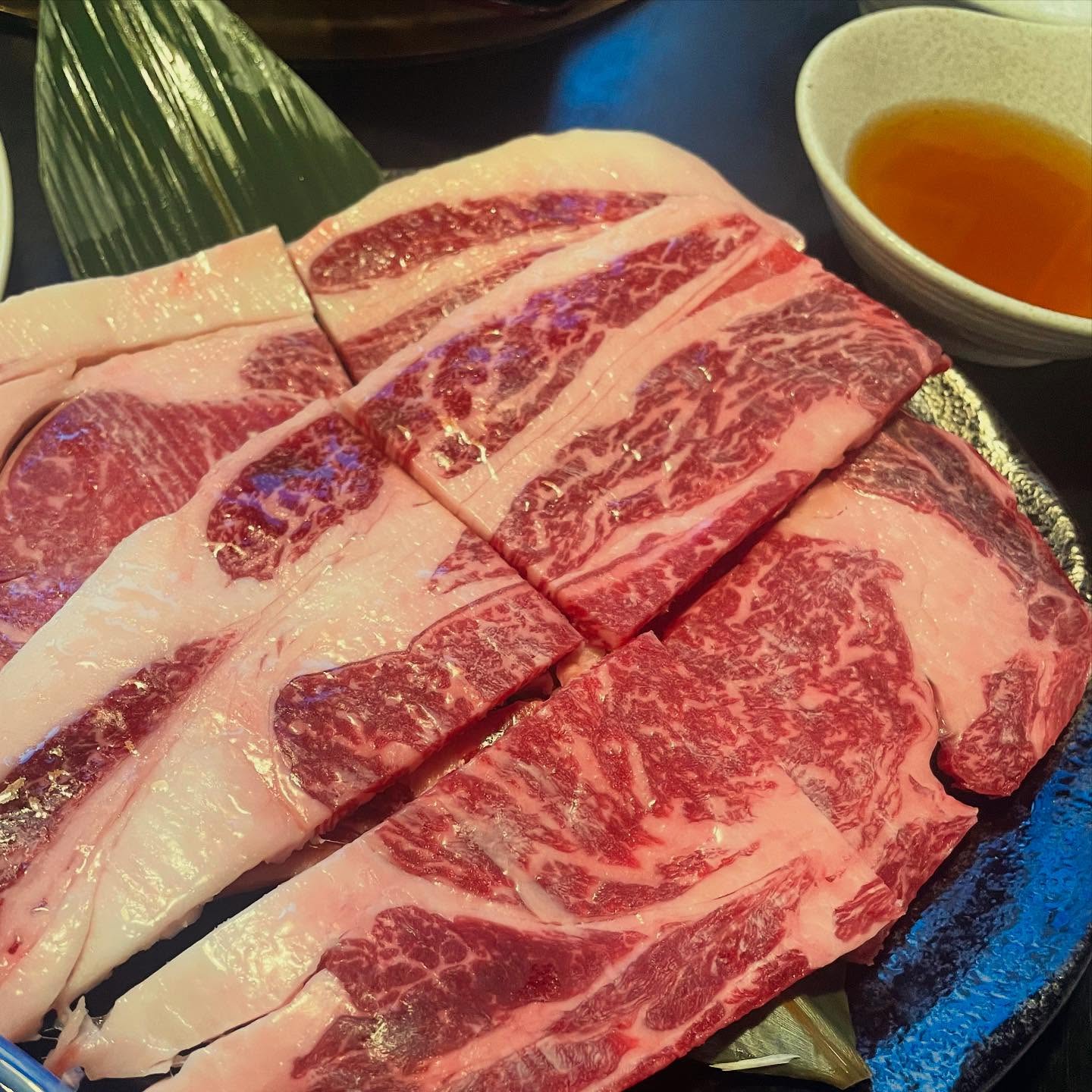 リブしゃぶ最近トッピングされる方が増えてきました

タンしゃぶに6mm厚のリブロースを足して柔らかい噛み締める満足感も楽しまれる方が増えてます

旨味出汁やポン酢が良く合います🥰

是非トッピングしてみて下さい