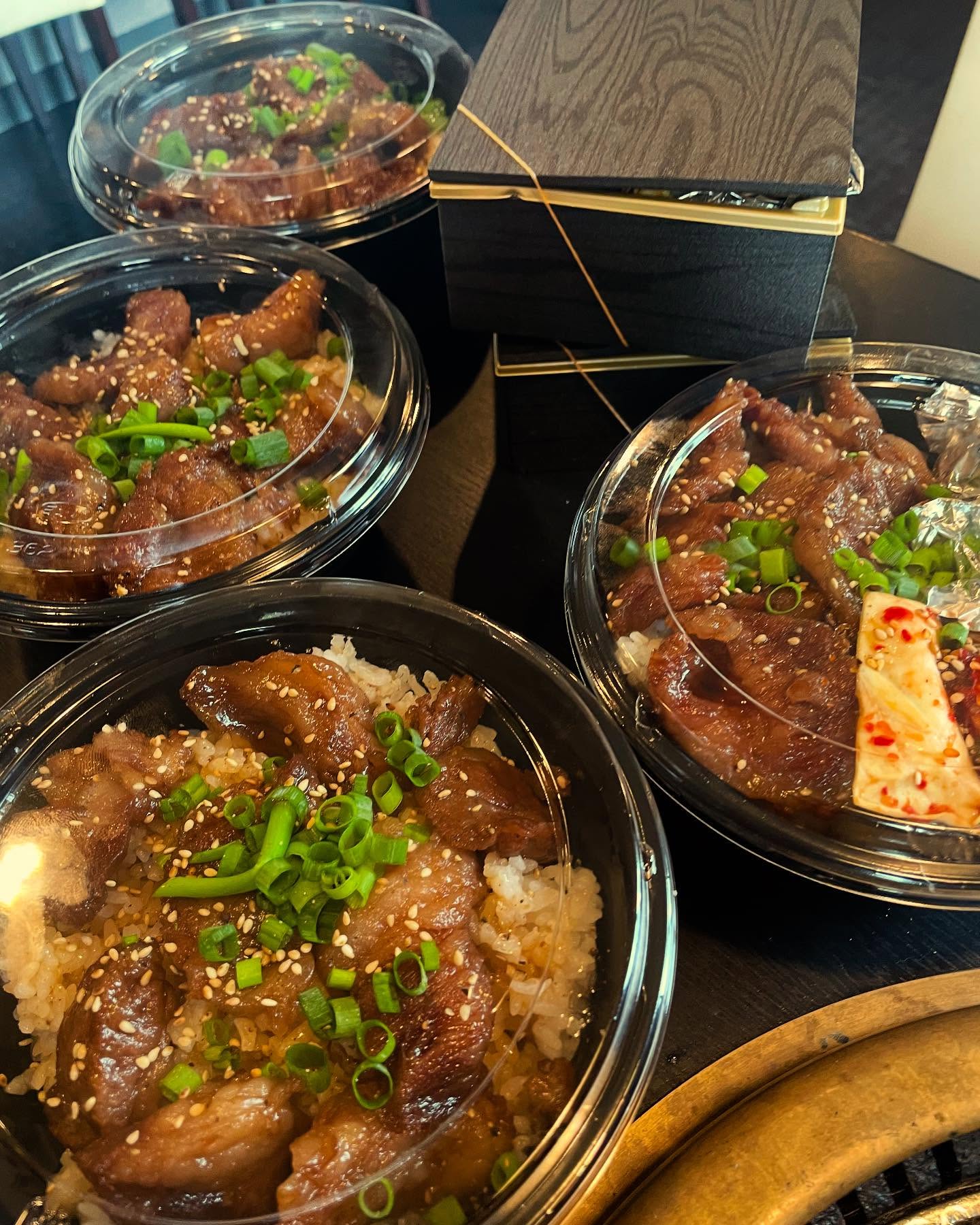 カルビ丼がジューシーで美味い

ゲタカルビを厚切り
甘辛く味付けした肉か乗ってます