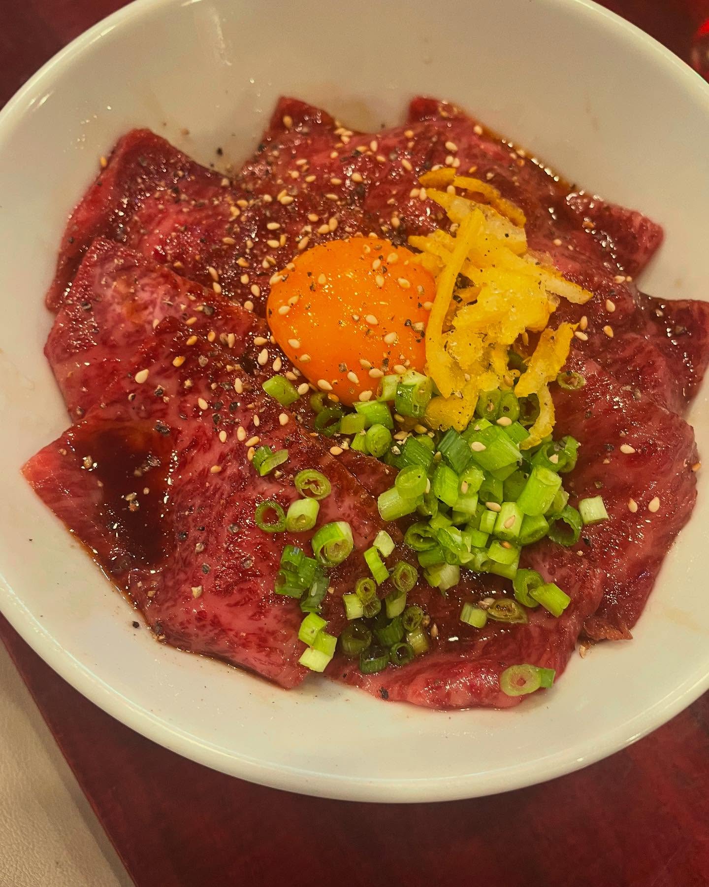 ザブトンのレアユッケ丼🥰

すき焼き風出汁でサッと加熱したザブトンを乗せた丼

飲めるザブトンTKGの豪華版です

ザブトン好きな方は是非🥰