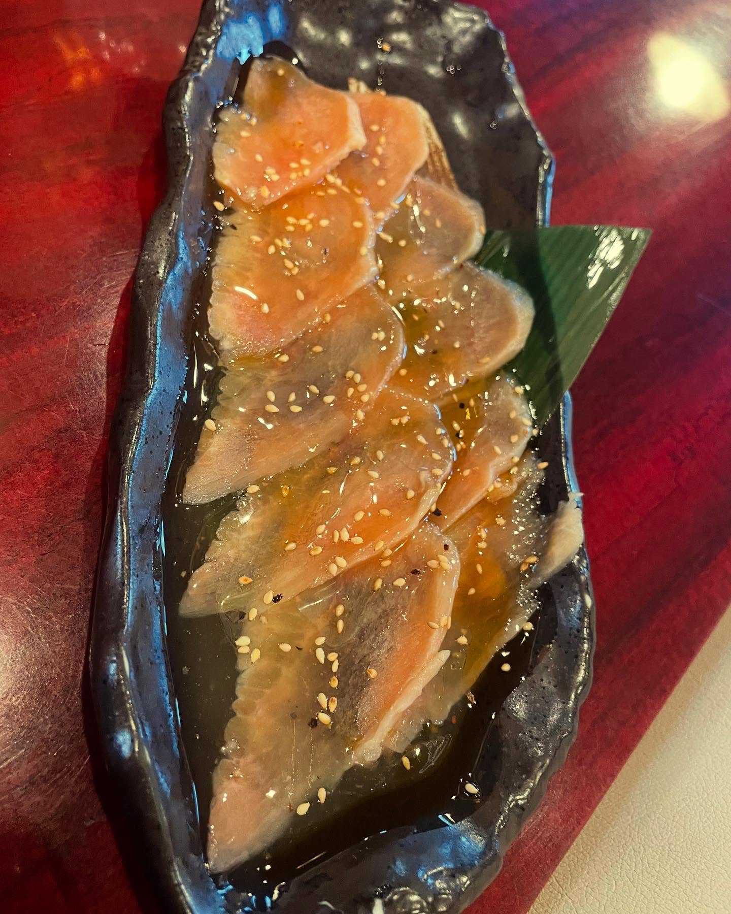 ミノ薄切りは酒が進む🥰

両面サッと炙って白くなれば

タレ 塩ダレ 柚子ポン酢

何をつけても合う

コリコリ食感の貝食べてるみたいな感じです

是非お試しください
