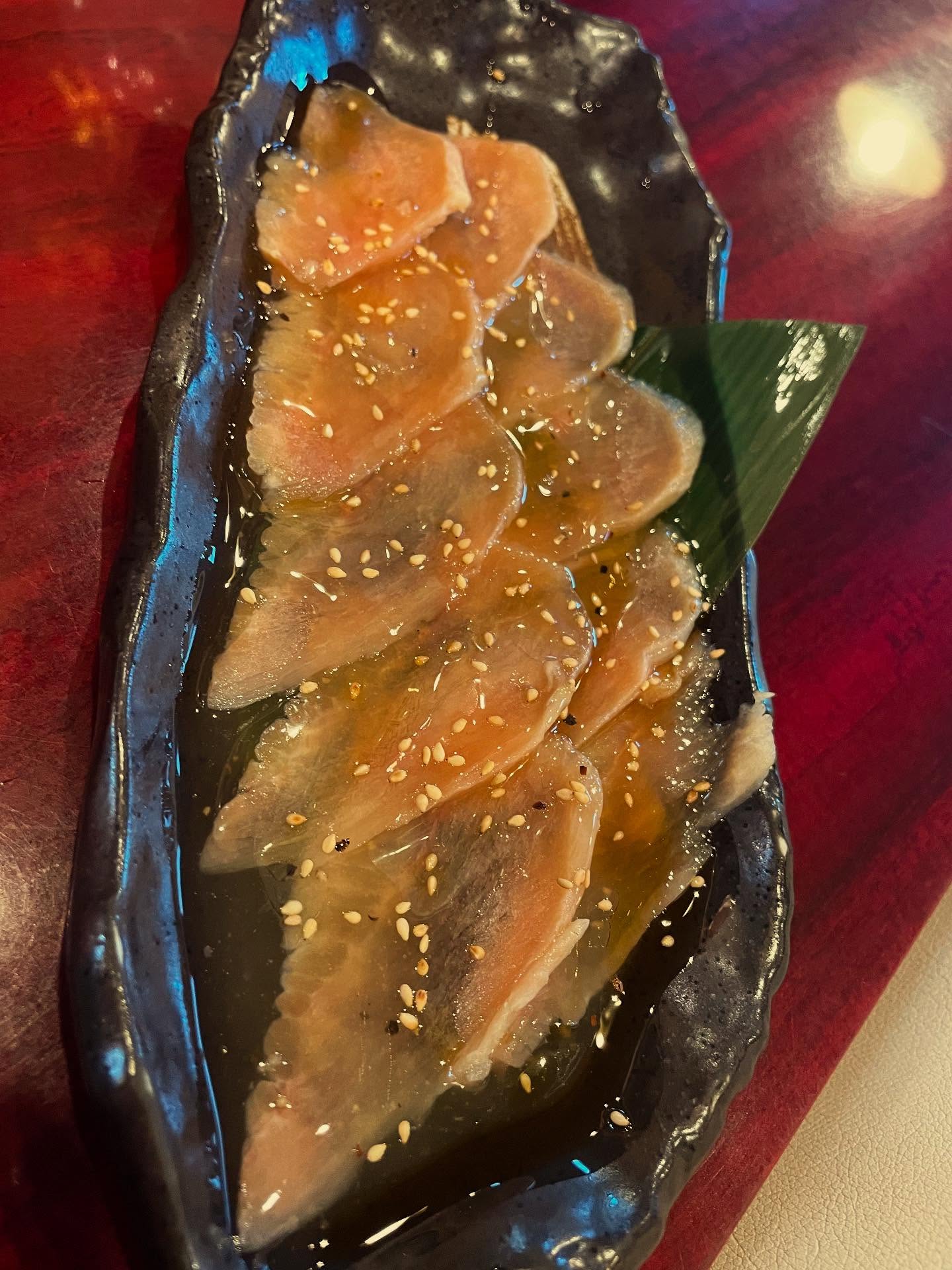 ミノ薄切り🥰

ミノの色合いや形も見た事無い方が多いと知り
昨日も実物見て頂いたり
ミノのお話したりして
新規のお客様と楽しくお話出来ました

ミノはかなり締まった部位の為
包丁目入れたりして提供されますが
まるさんは酒のアテで食べたいので薄切り押しです🥰

適度なコリコリ感と噛み切れる硬さなので、おつまみにサイコーです

是非お試しください
