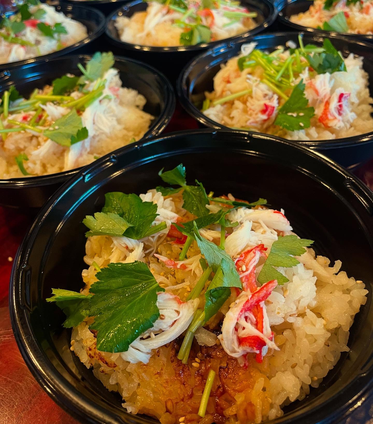 明日️18(水)
蟹🦀出汁飯販売致します

1パック700円
15パック限定となります

明日のお渡しは15時～となります
ご希望の方はDMお待ちしております